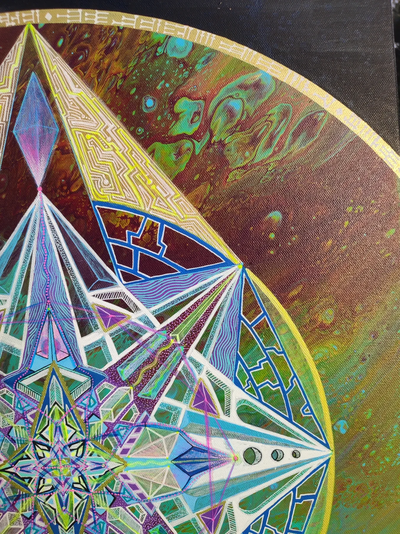 Détail de "Atlantean Code" Peinture visionnaire abstraite colorée, Forme géométriques complexe et colorées, avec des inscriptions mystiques ou hiéroglyphes sumériens. Fonds abstrait multicolore aux motifs fluides et tourbillonnants.