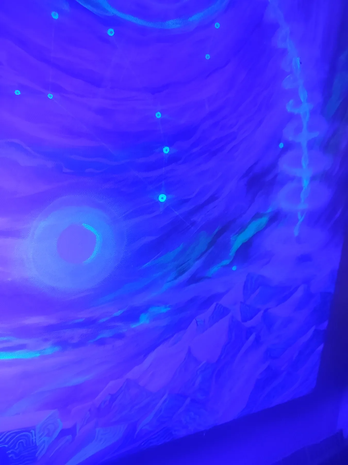 Détail sous lumière UV de "Exoplanet" Œuvre abstraite visionnaire représentant des paysages montagneux oniriques, et des constellations fluorescentes . Acrylique sur toile par Tom Dusauvage.