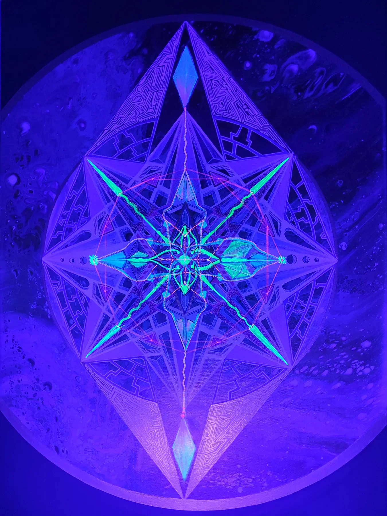 Vue nocturne sous lumière UV de "Atlantean Code" Peinture visionnaire abstraite colorée, représentant un mandala de géométrie sacrée,  peinture acrylique fluorescente sur toile par l’artiste Tom Dusauvage.