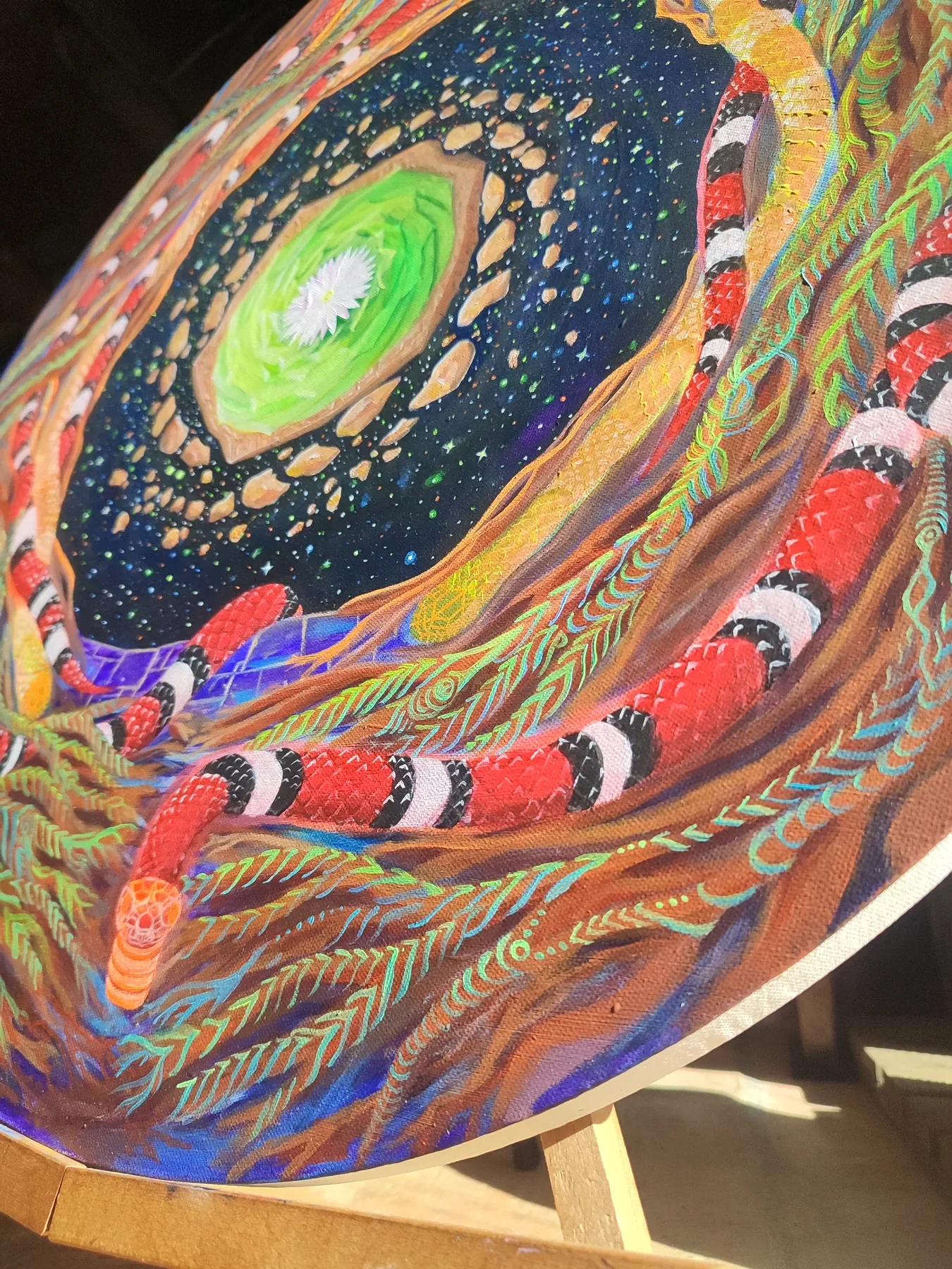 Détails de l'oeuvre "Aurea Noctis", de Tom Dusauvage, art visionnaire. Mandala spiralé de serpents et lianes, et cactus cosmique aux formes organiques.