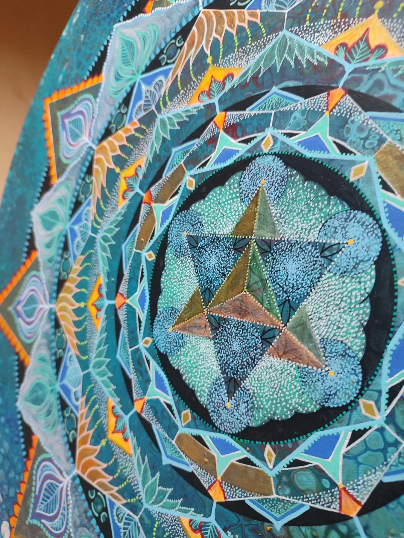 Détail central de "Heal" Mandala contemporain en géométrie sacrée, inspiré des formes archétypales de la fleur de vie et de la merkaba, peint sur bois par l’artiste Tom Dusauvage.