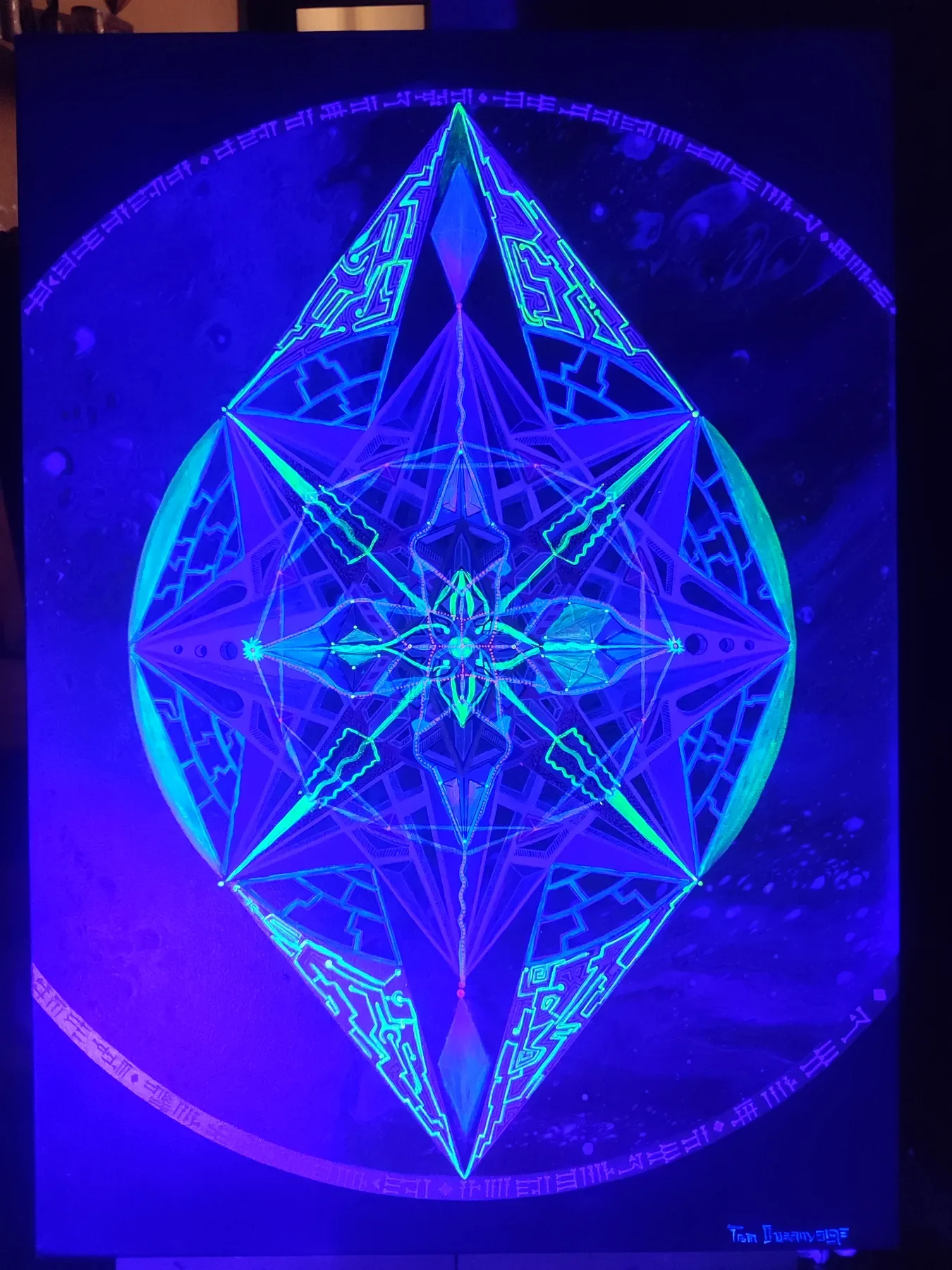Vue nocturne sous lumière UV de "Atlantean Code" art visionnaire de géométrie sacrée,  peinture acrylique fluorescente sur toile par l’artiste Tom Dusauvage.