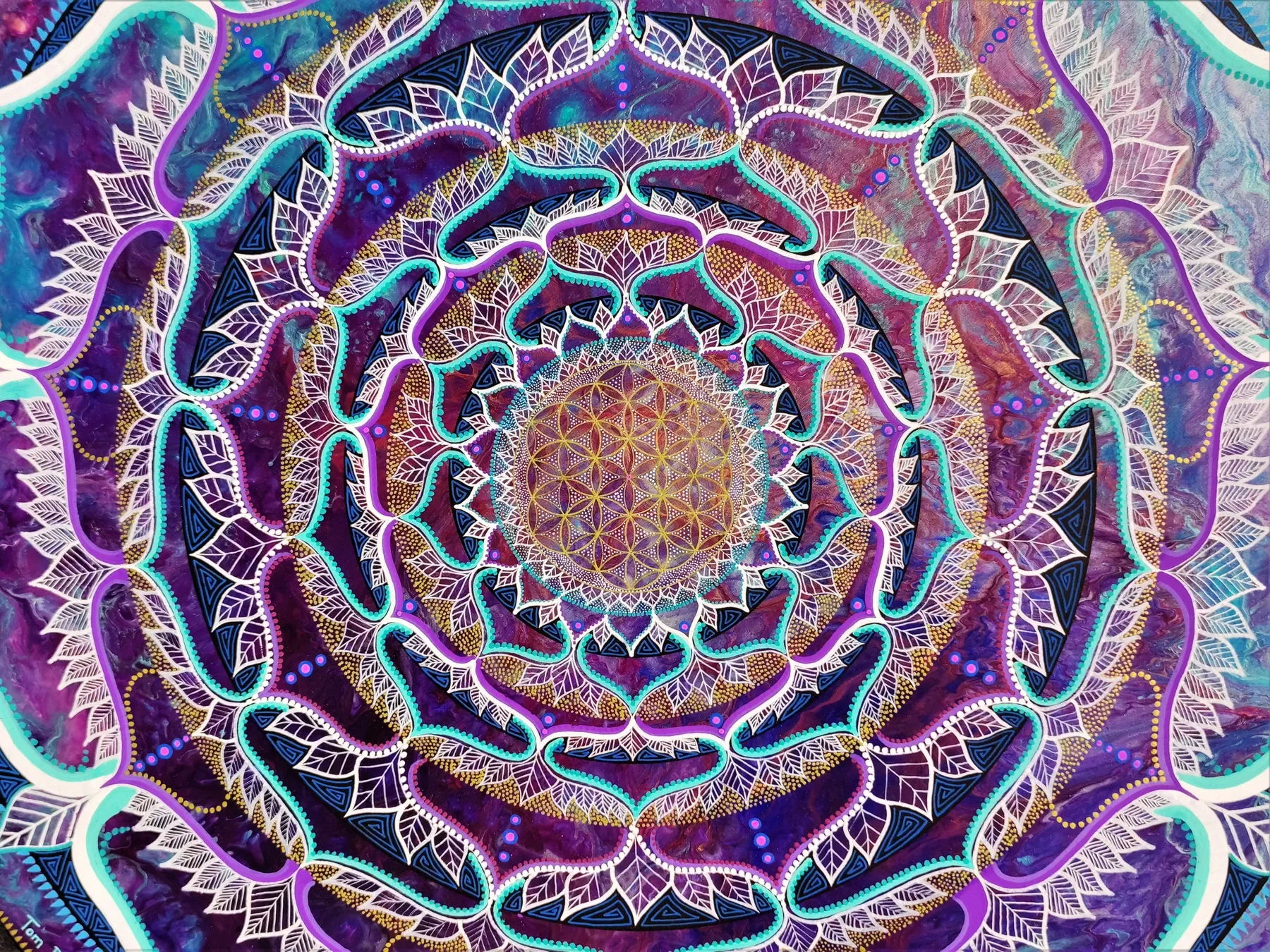 Détail de "Alchimystic" Œuvre en géométrie sacrée explorant les structures de la fleur de vie à travers un mandala organique et symétrique, coloré de violé et or, peinte par Tom Dusauvage.