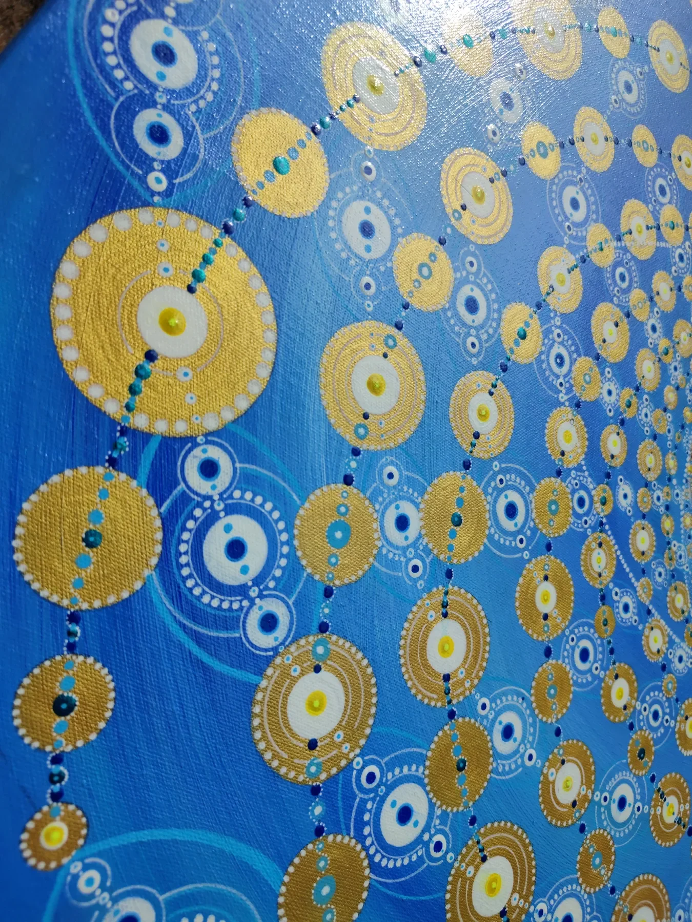 Détails de "Origine" Peinture visionnaire abstraite représentant un mandala spiralé de géométrie sacrée, nombre d'or, spirale de fibonnacci et formes circulaires concentriques, acrylique sur toile de Tom Dusauvage.