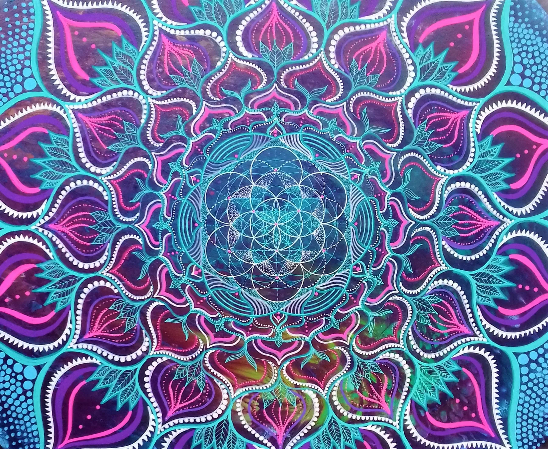 Détail centrale laissant apparaître la Merkaba dans l'oeuvre "psychedelight". Mandala en géométrie sacrée psychédélique aux formes organiques vibrantes turquoise et rose réalisée sur bois par Tom Dusauvage. 