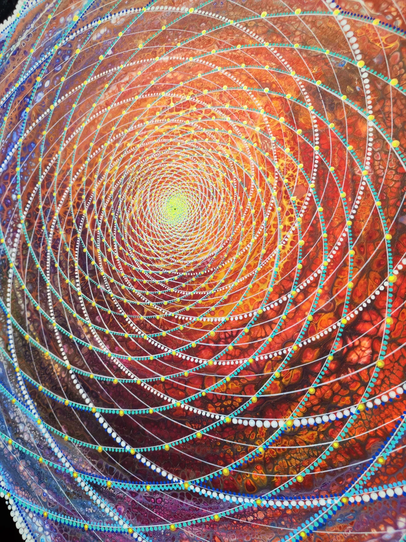 Détail de "Galactis" par Tom Dusauvage. Un vortex coloré avec des points formant des spirales d'or et des motifs en dégradé de couleurs chaudes évoquant un effet hypnotique ou un tunnel lumineux. 