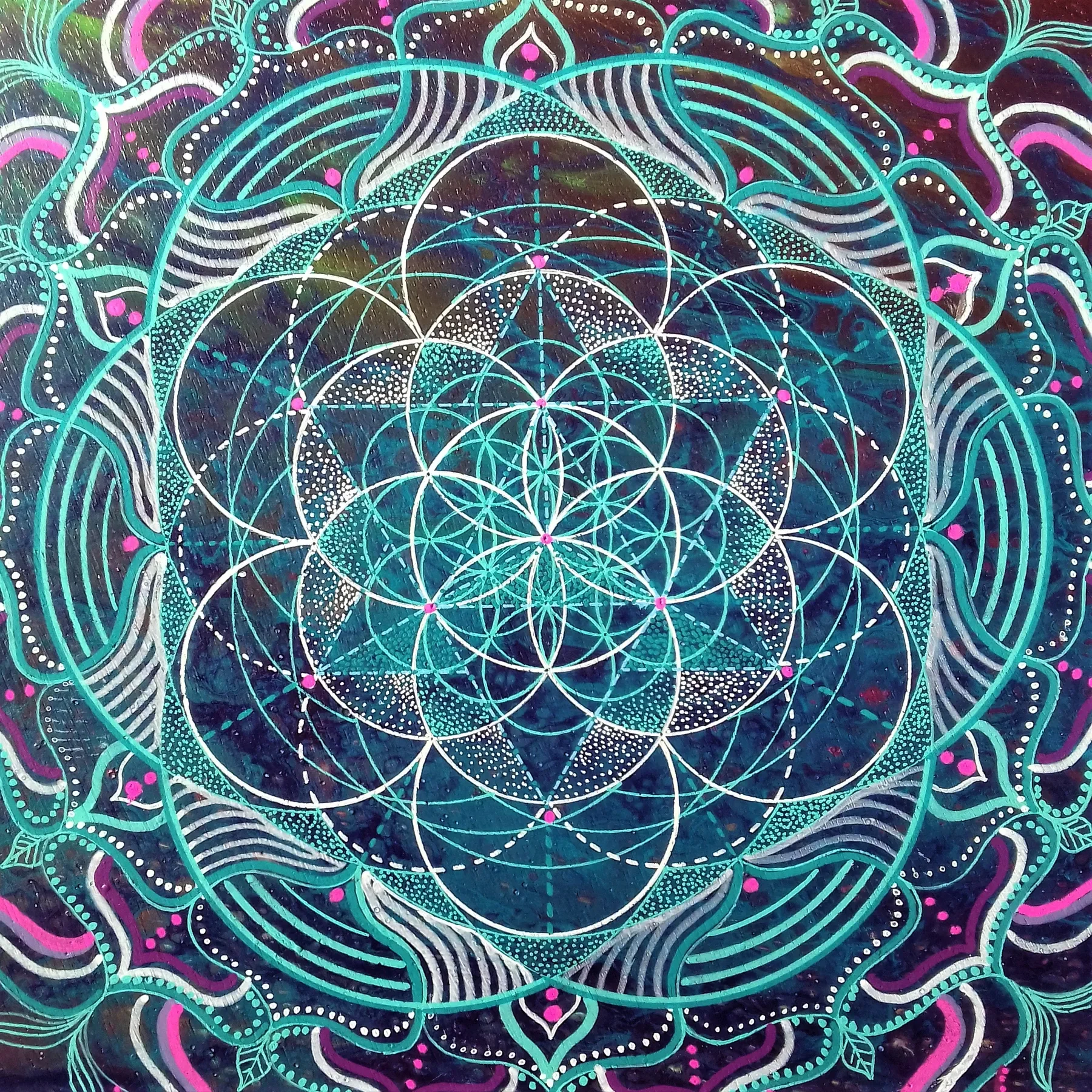 Vue de la fleur de vie centrale laissant apparaître la Merkaba dans l'oeuvre "psychedelight". Mandala en géométrie sacrée psychédélique réalisée sur bois par Tom Dusauvage. 