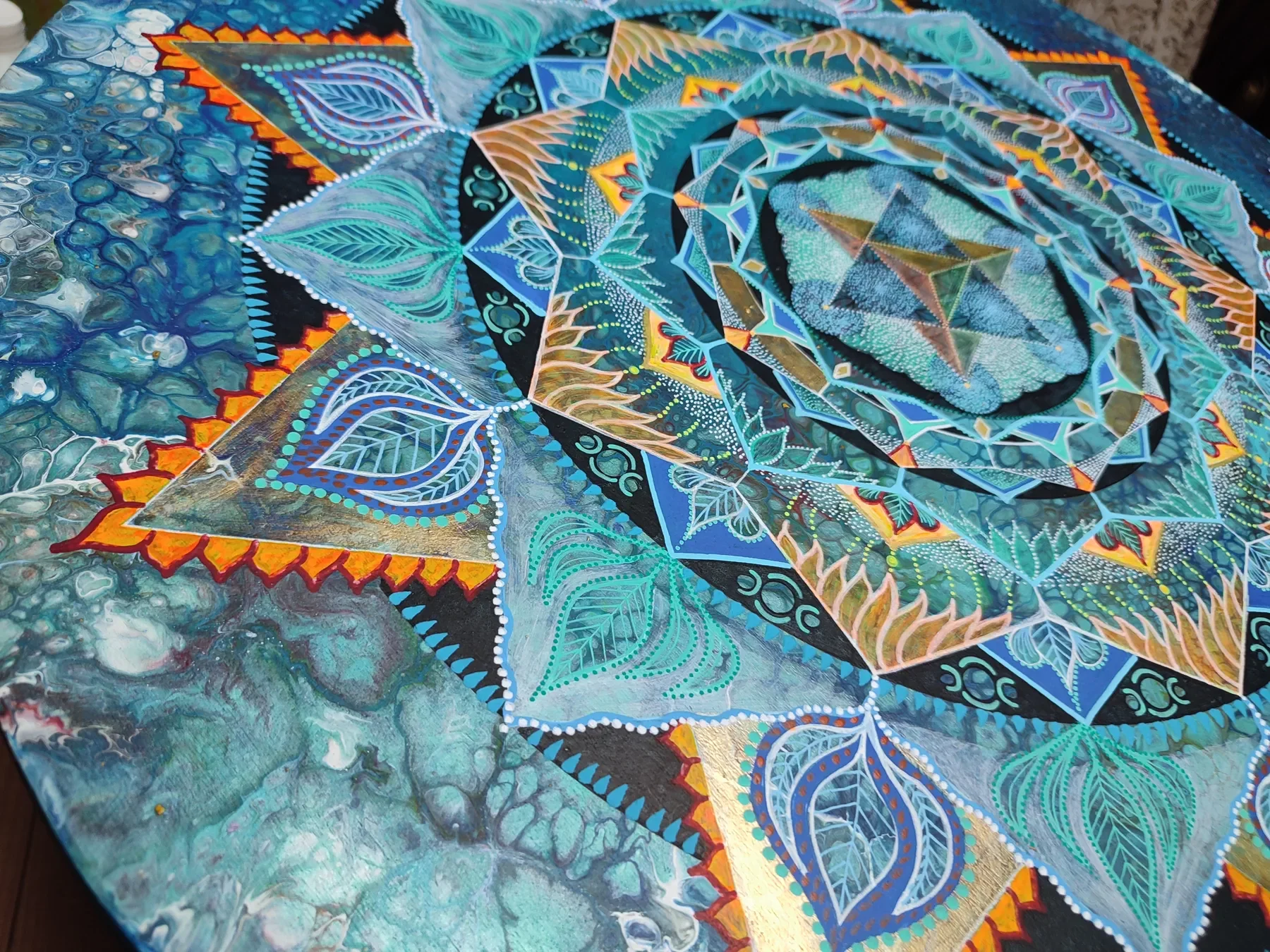 Vue oblique de "Heal" Mandala de géométrie sacrée, composée de la merkaba, et motifs organiques en expansion, peint sur bois par l’artiste Tom Dusauvage.