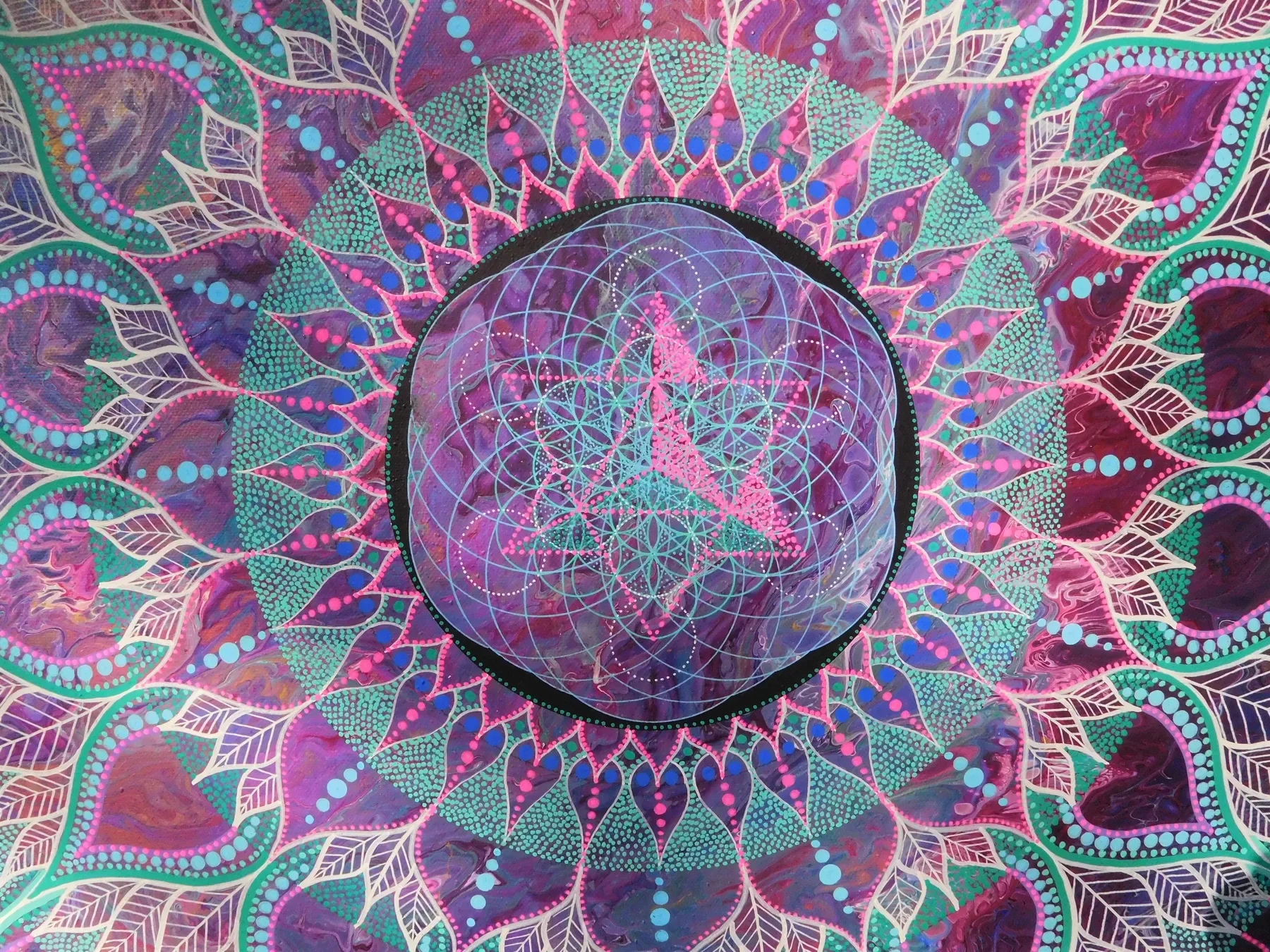 Détail de "Psychedelicious" oeuvre de géométrie sacrée aux motifs organiques et concentriques, avec la fleur de vie et la merkaba au centre, peint à l’acrylique sur toile par Tom Dusauvage.