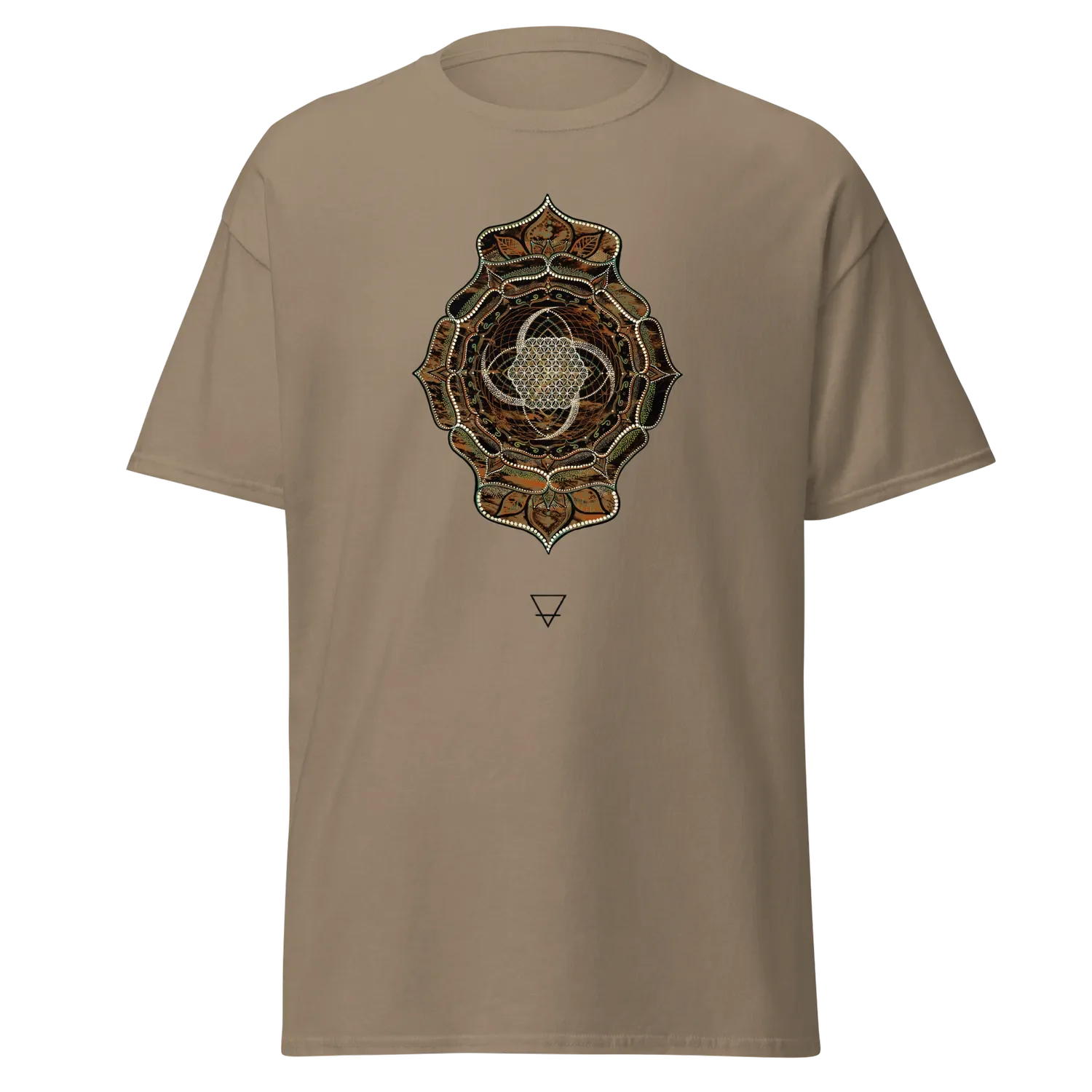 T-shirt couleur sable imprimé avec un mandala de géométrie sacrée. Element terre Design inspiré de l’art visionnaire et des symboles cosmiques, par Tom Dusauvage.