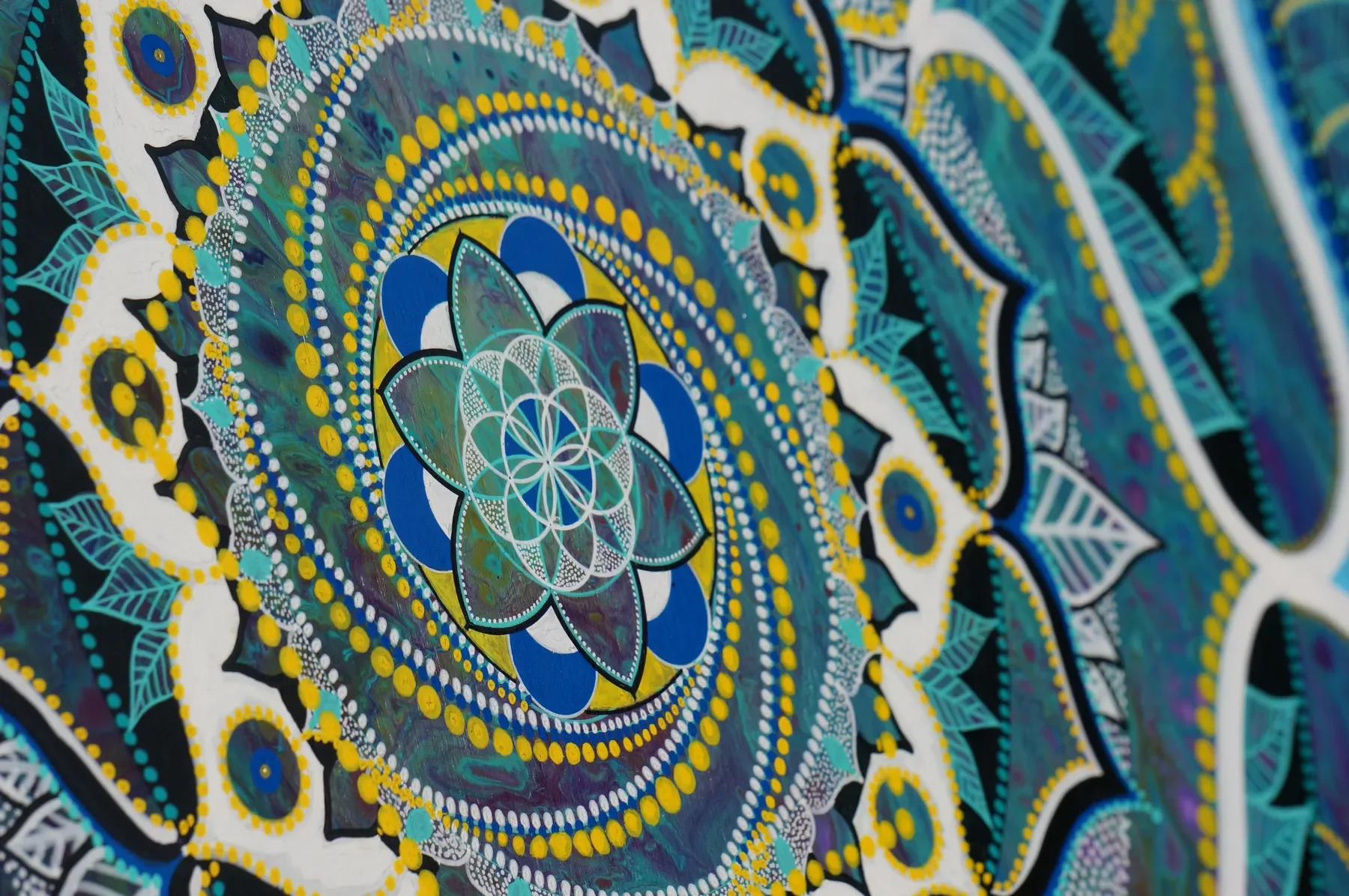 Détails de géométrie sacrée sur "Divinity" oeuvre originale de Tom Dusauvage. Fleur de vie tournoyante et formes spiralées et motifs organiques.