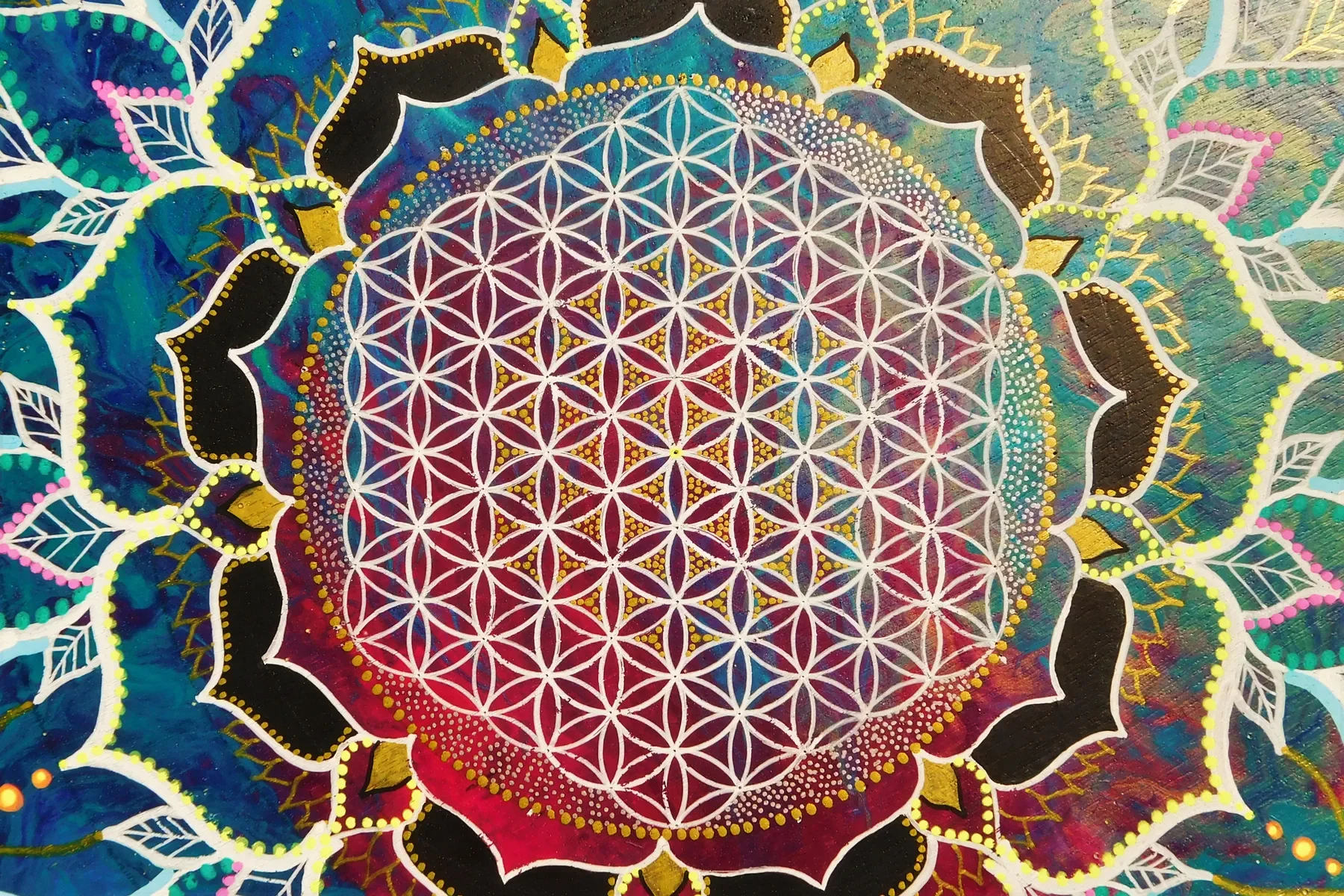 Détails de l'oeuvre "Compassion" :  fleur de vie harmonieuse couleur blanc et or sur fond vert et bleu, par l'artiste visionnaire Tom Dusauvage