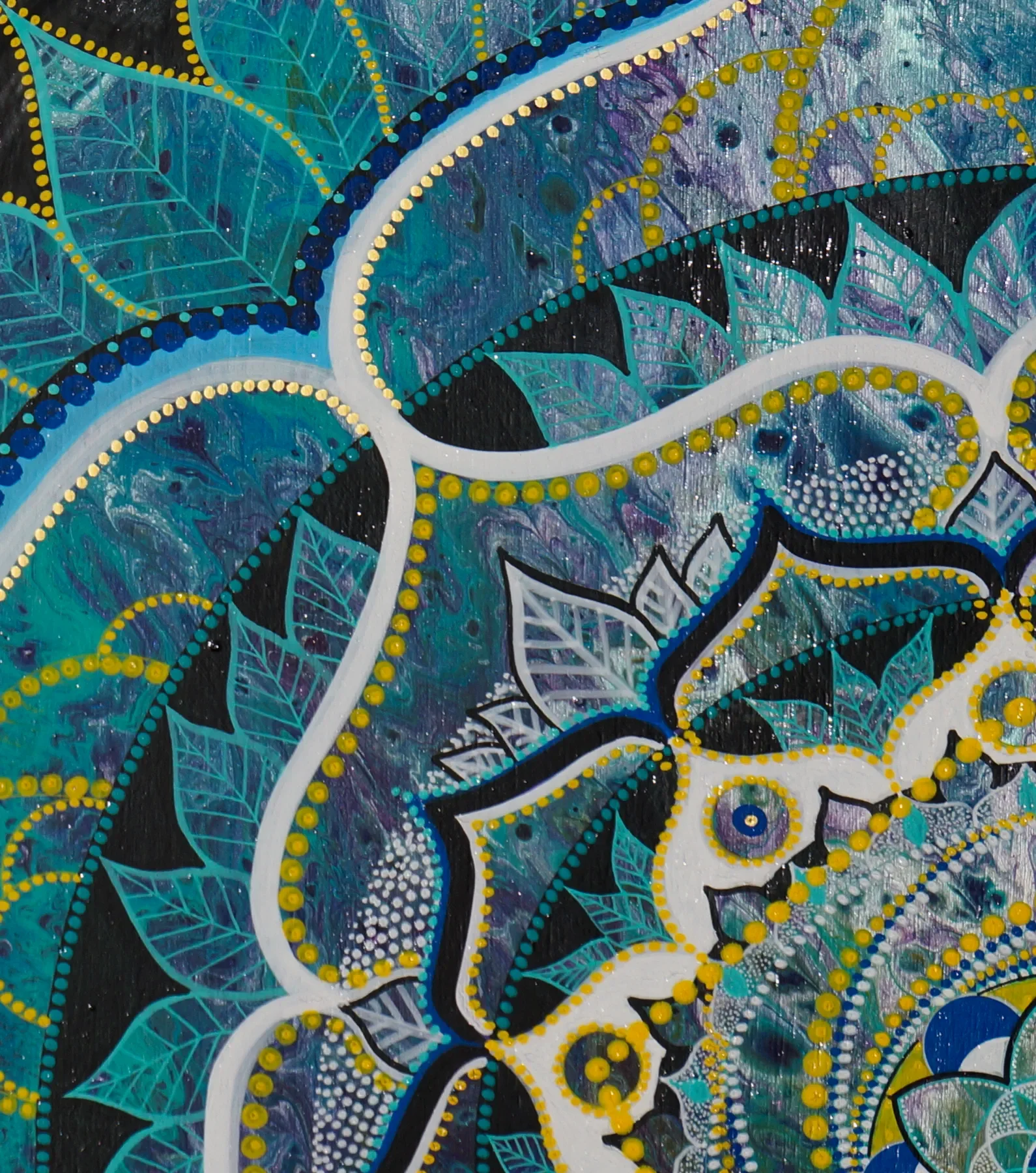Détails de l'oeuvre "Divinity" Mandala visionnaire aux motifs organiques ntégrant géométrie sacrée, peinte à la main par Tom Dusauvage.