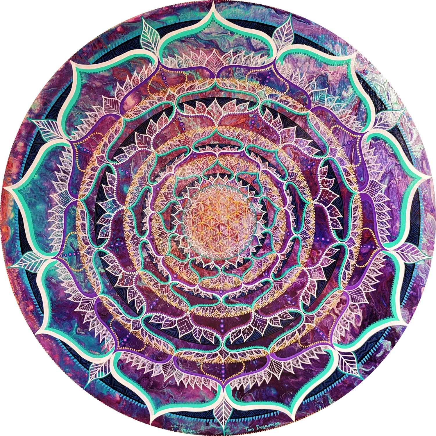 "Alchimystic" Œuvre en géométrie sacrée explorant les structures de la fleur de vie à travers un mandala organique et symétrique, coloré de violé et or, peinte par Tom Dusauvage.