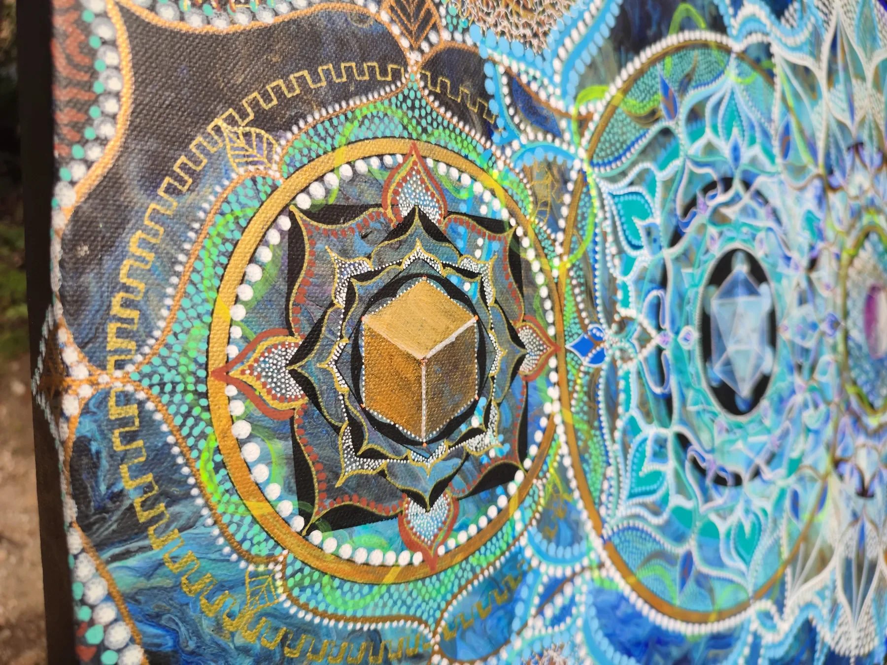 Détail de "5 elements" : Peinture visionnaire abstraite représentant l'élément Terre en solide de platon, réalisée à la peinture acrylique sur toile par l’artiste Tom Dusauvage.