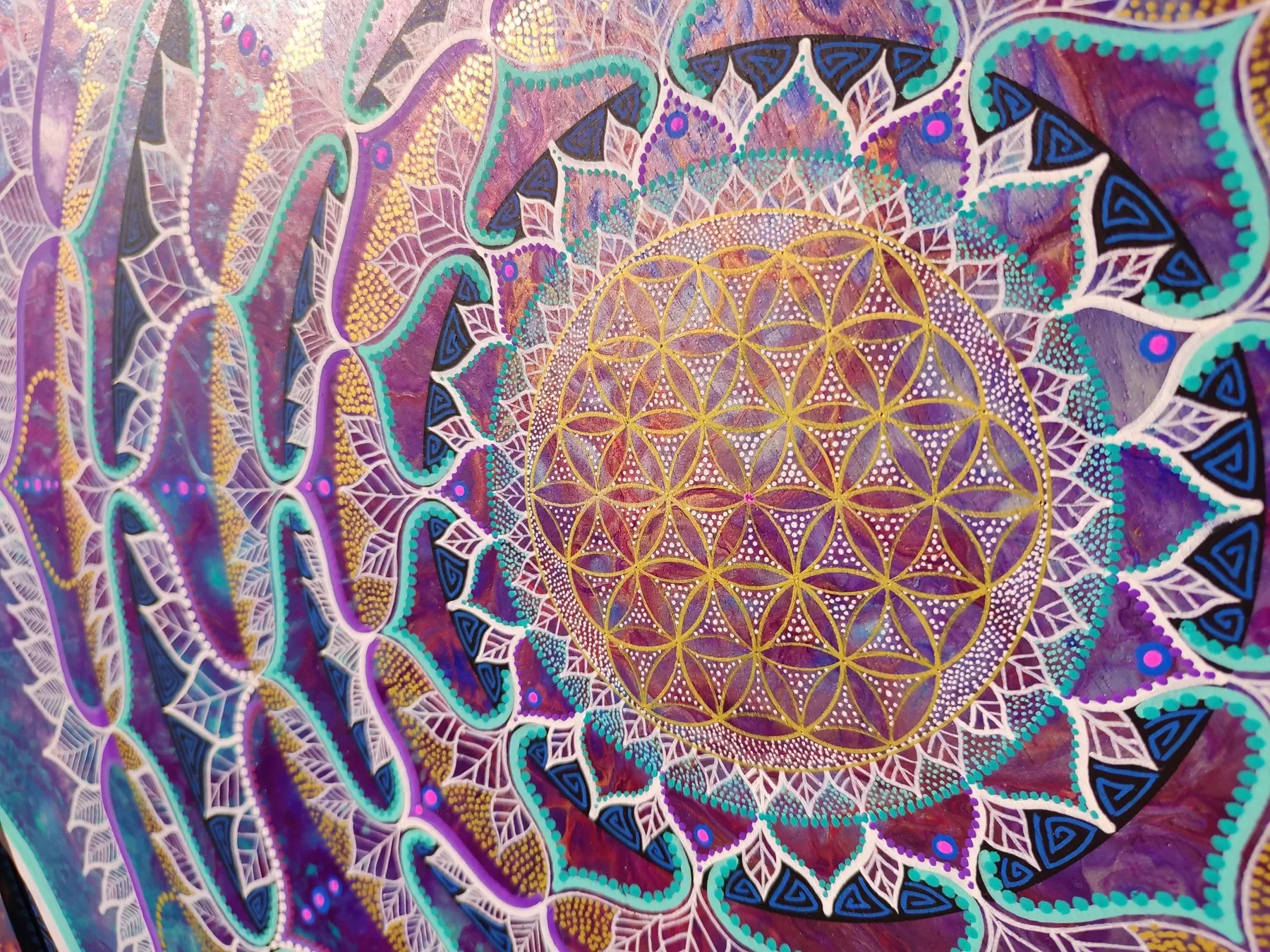 Détail central de la fleur de vie de l'oeuvre "Alchimystic" composition organique colorée de violé et or, peinte par Tom Dusauvage.