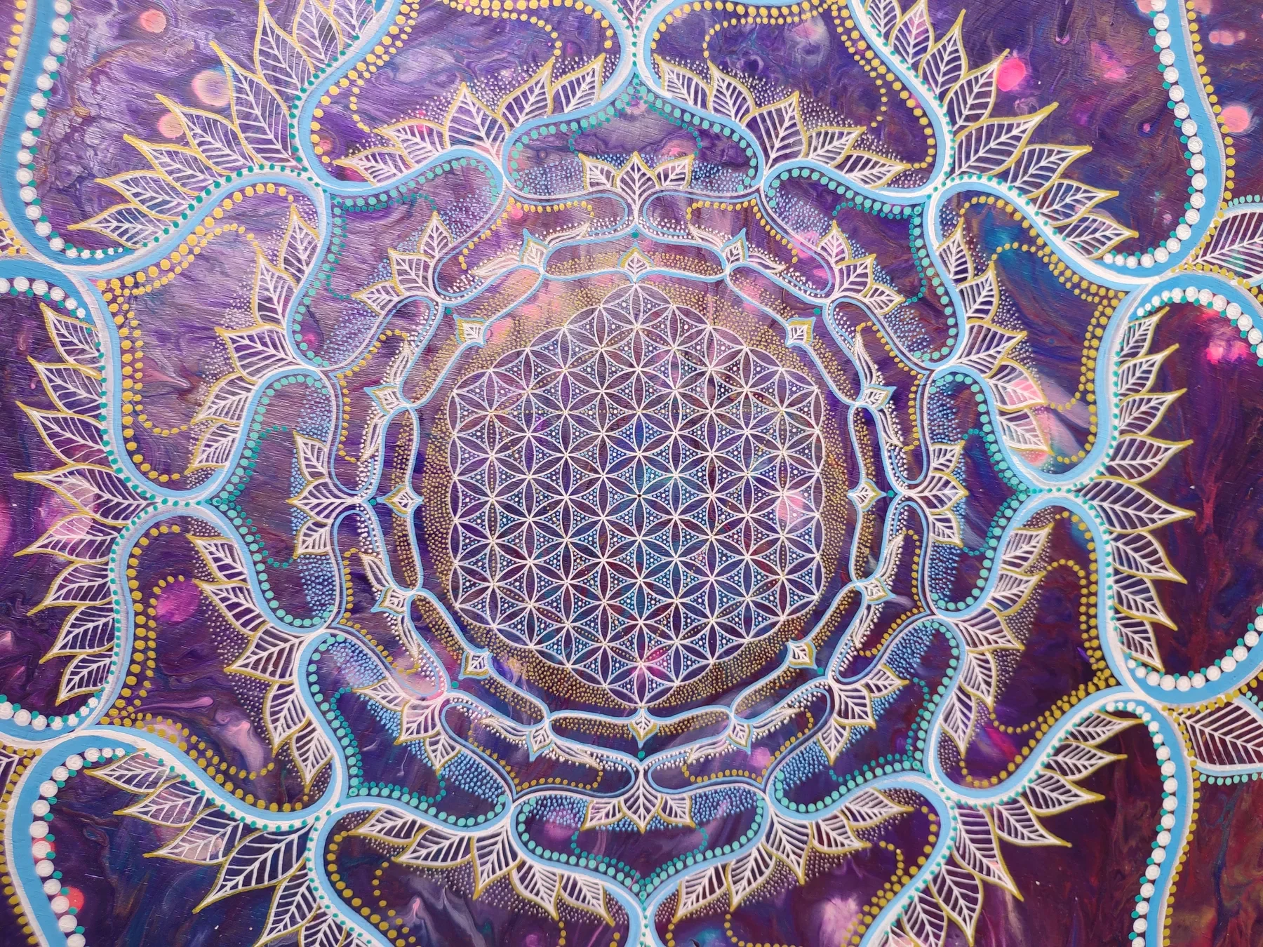 Détails de l'oeuvre "atmospheric" Composition visionnaire abstraite autour d’un mandala associant fleur de vie et motifs organiques, peinte à l’acrylique par Tom Dusauvage.