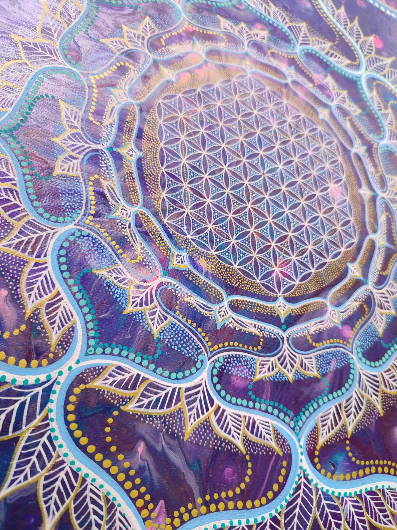 Détails de l'oeuvre "atmospheric" Composition visionnaire abstraite autour d’un mandala associant géométrie sacrée, cercles concentriques et motifs organiques, peinte à l’acrylique par Tom Dusauvage.