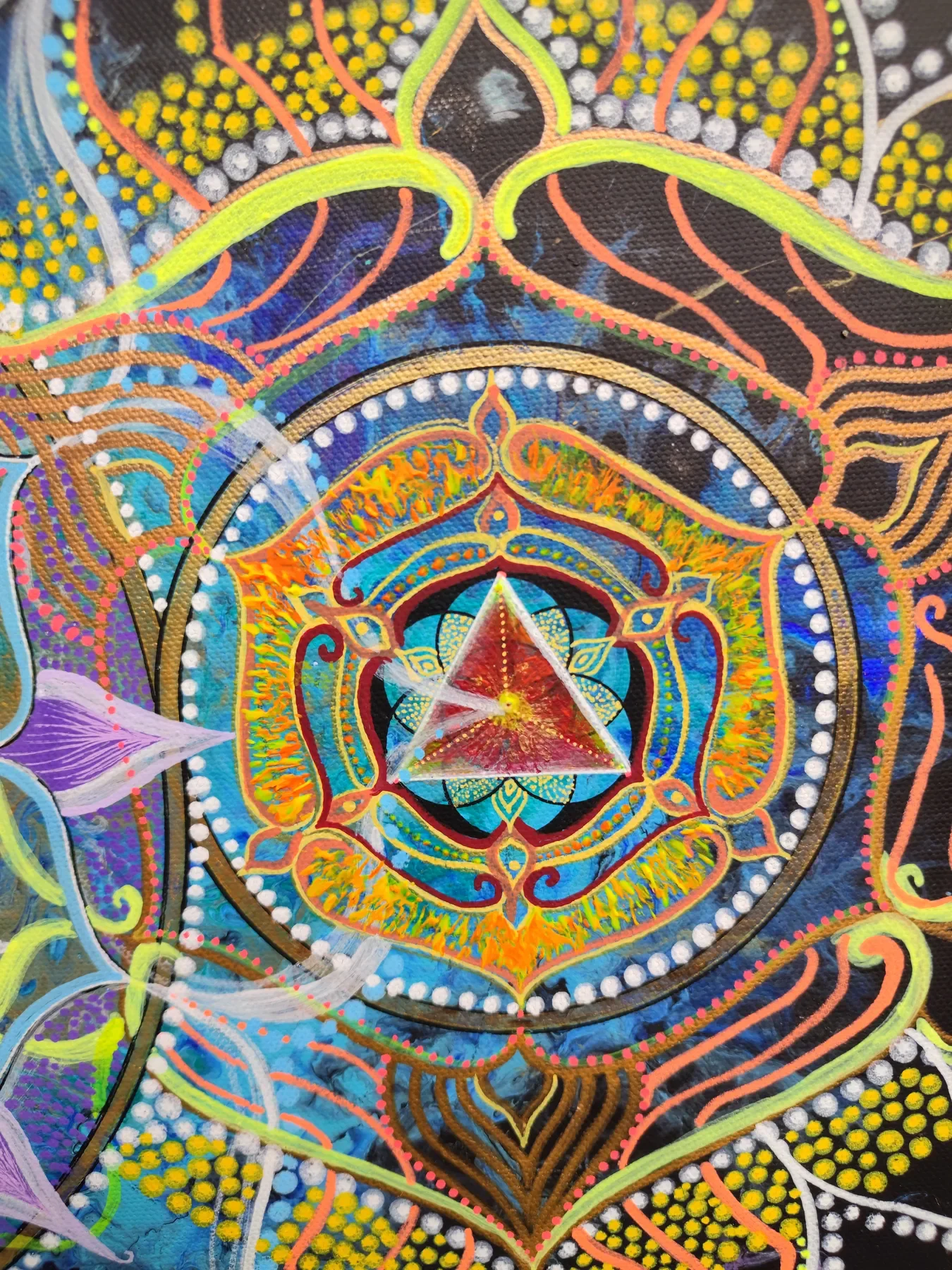 Détail de "5 elements" : Peinture visionnaire abstraite représentant l'élément Feu en solide de platon, réalisée à la peinture acrylique sur toile par l’artiste Tom Dusauvage.