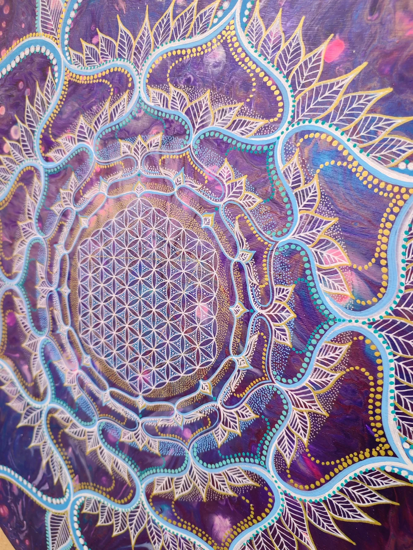 Détails de l'oeuvre "atmospheric" Composition de géométrie sacrée dans un mandala associant fleur de vie et motifs organiques, peinte à l’acrylique par Tom Dusauvage.