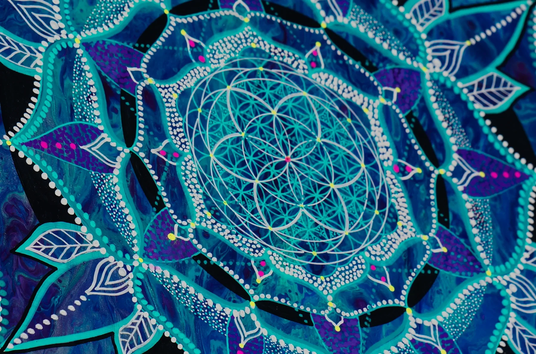 Détail central de "Resonnance" mandala de géométrie sacrée représentant une fleur de vie aux formes circulaires et organiques, réalisée à la peinture acrylique fluorescente sur bois par l’artiste Tom Dusauvage.