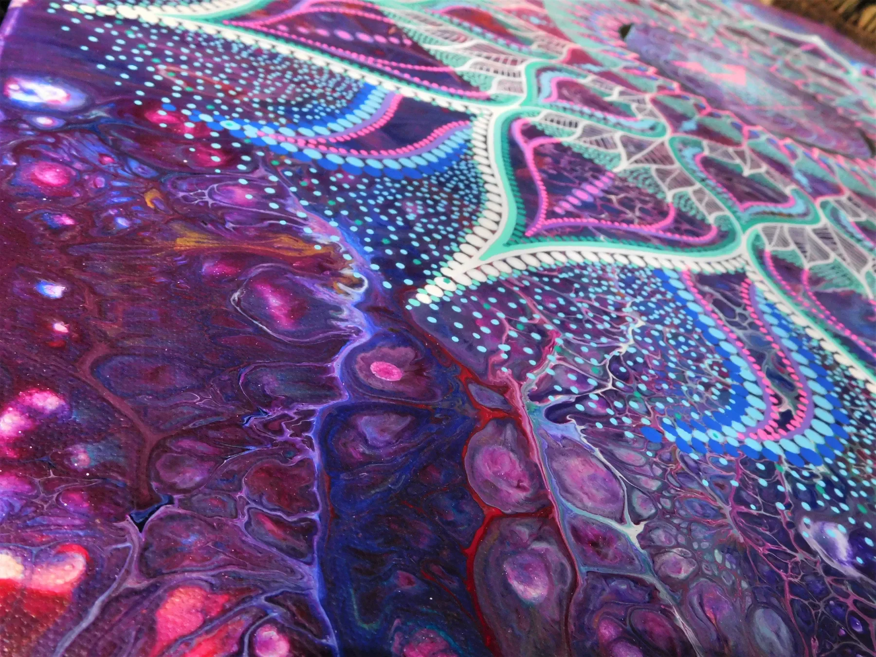 Détail de "Psychedelicious" oeuvre de géométrie sacrée aux motifs organiques et psychedeliques, acrylique fluide et posca sur toile par Tom Dusauvage.