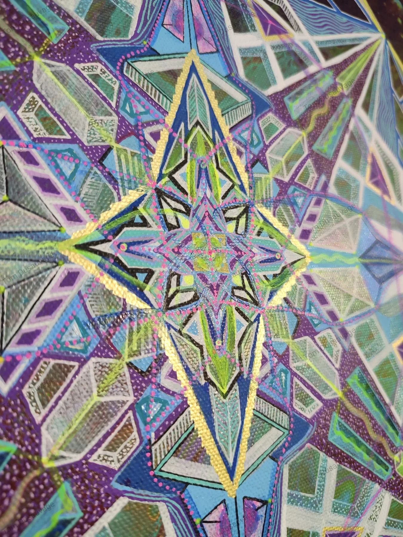 Détail central de "Atlantean Code" Peinture visionnaire abstraite colorée, aux formes symétriques et cristalines, réalisée à la peinture acrylique sur toile par l’artiste Tom Dusauvage.