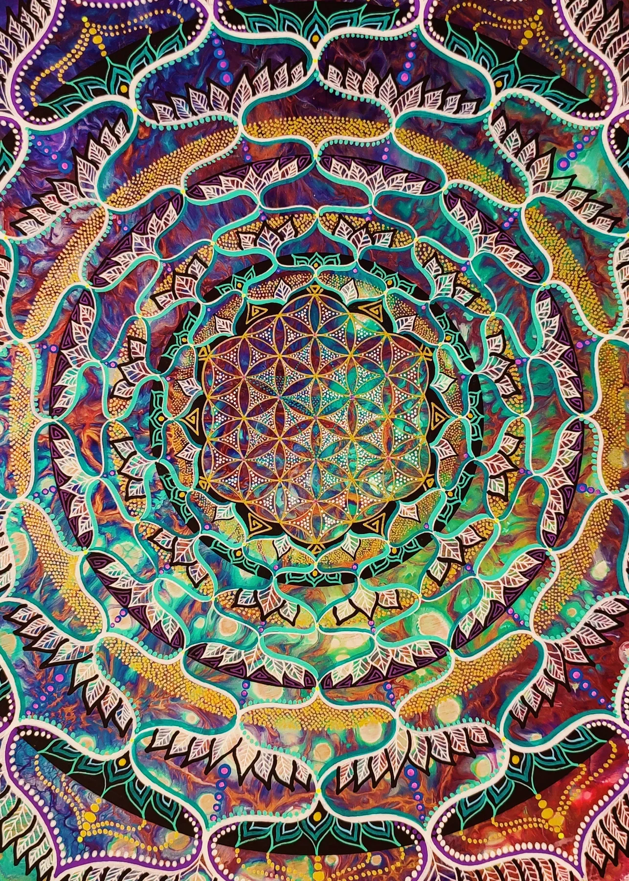 Vue centrale de la fleur de vie dans l'oeuvre "Ecstatic Trance" Mandala psychédélique de l'artiste visionnaire Tom Dusauvage, mêlant symétrie, formes organiques ondulantes.