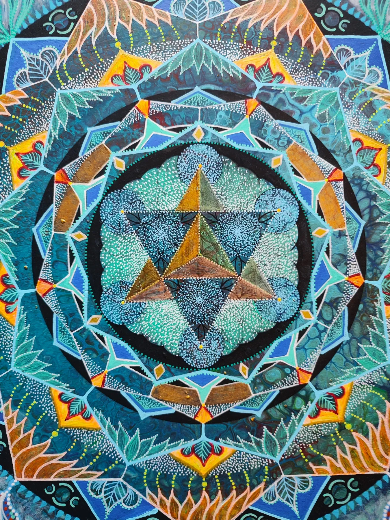 Détail de la merkaba centrale de "Heal" Mandala de géométrie sacrée, avec motifs organiques bleu et orange en expansion, peint sur bois par l’artiste Tom Dusauvage.