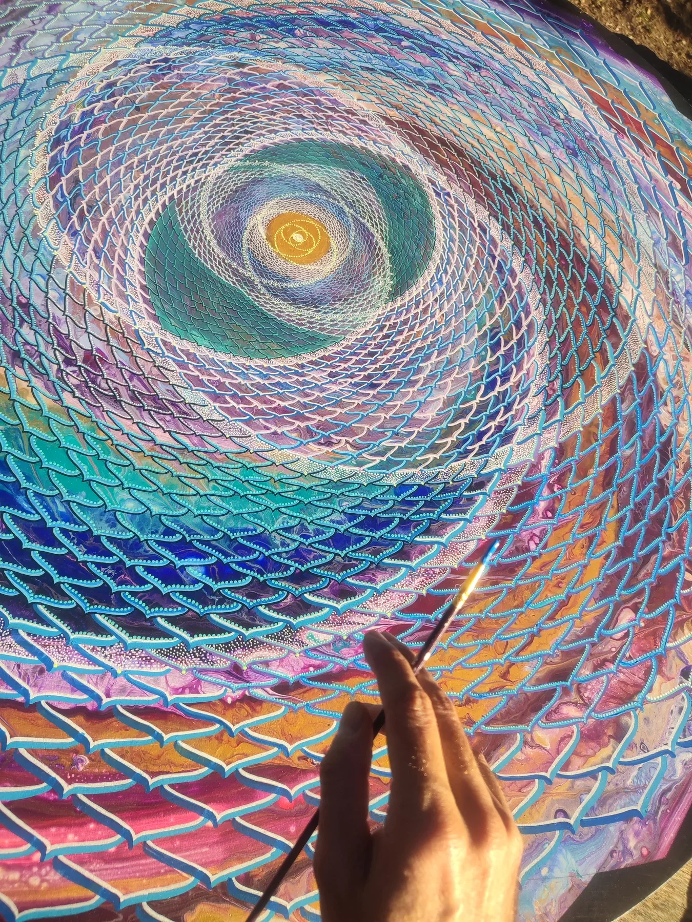 Détails de "Quintessence" peinture originale de Tom Dusauvage, art visionnaire et géométrie sacrée, composition colorée et abstraite représentant un vortex circulaire avec des motifs en spirale d'or, entouré de symboles astrologiques et alchimiques e