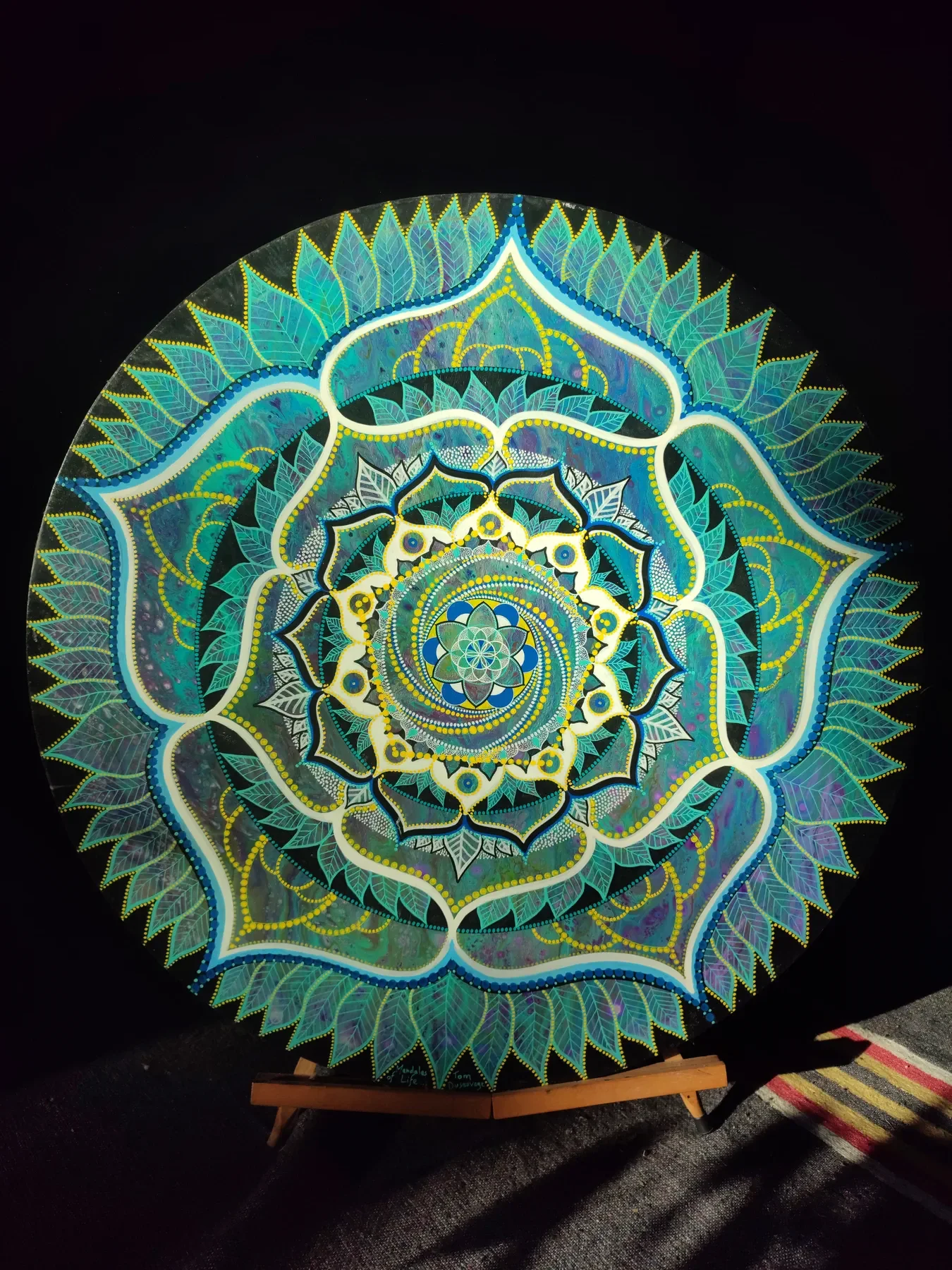 Vue d'ensemble de  "Divinity" oeuvre originale de Tom Dusauvage, artiste visionnaire. Mandala complexe intégrant la fleur de vie avec des motifs floraux et géométriques en couleurs vibrantes, principalement turquoise, et or.