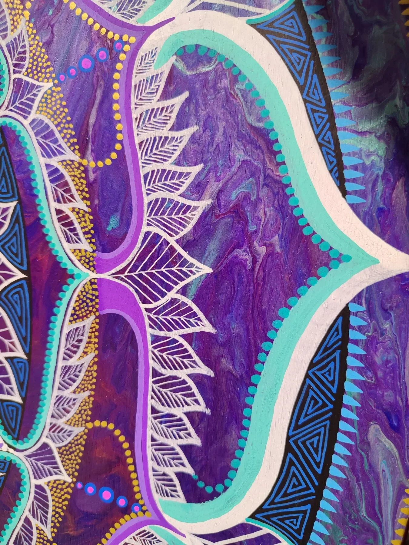 Détails de l'oeuvre "Alchimystic" formes organique et symétrique, coloré de violé et or, peinte par Tom Dusauvage.