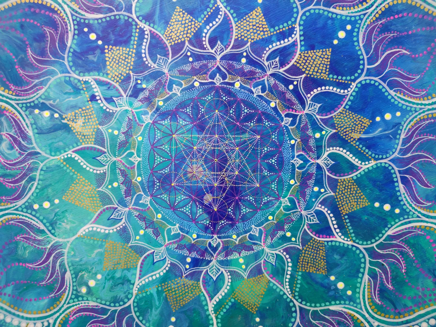 Vue centrale de l'oeuvre "Liquid Sun" Peinture acrylique de mandala de géométrie sacrée, aux formes symétriques et fluides, développant la fleur de vie et le cube de Metatron, réalisée par Tom Dusauvage