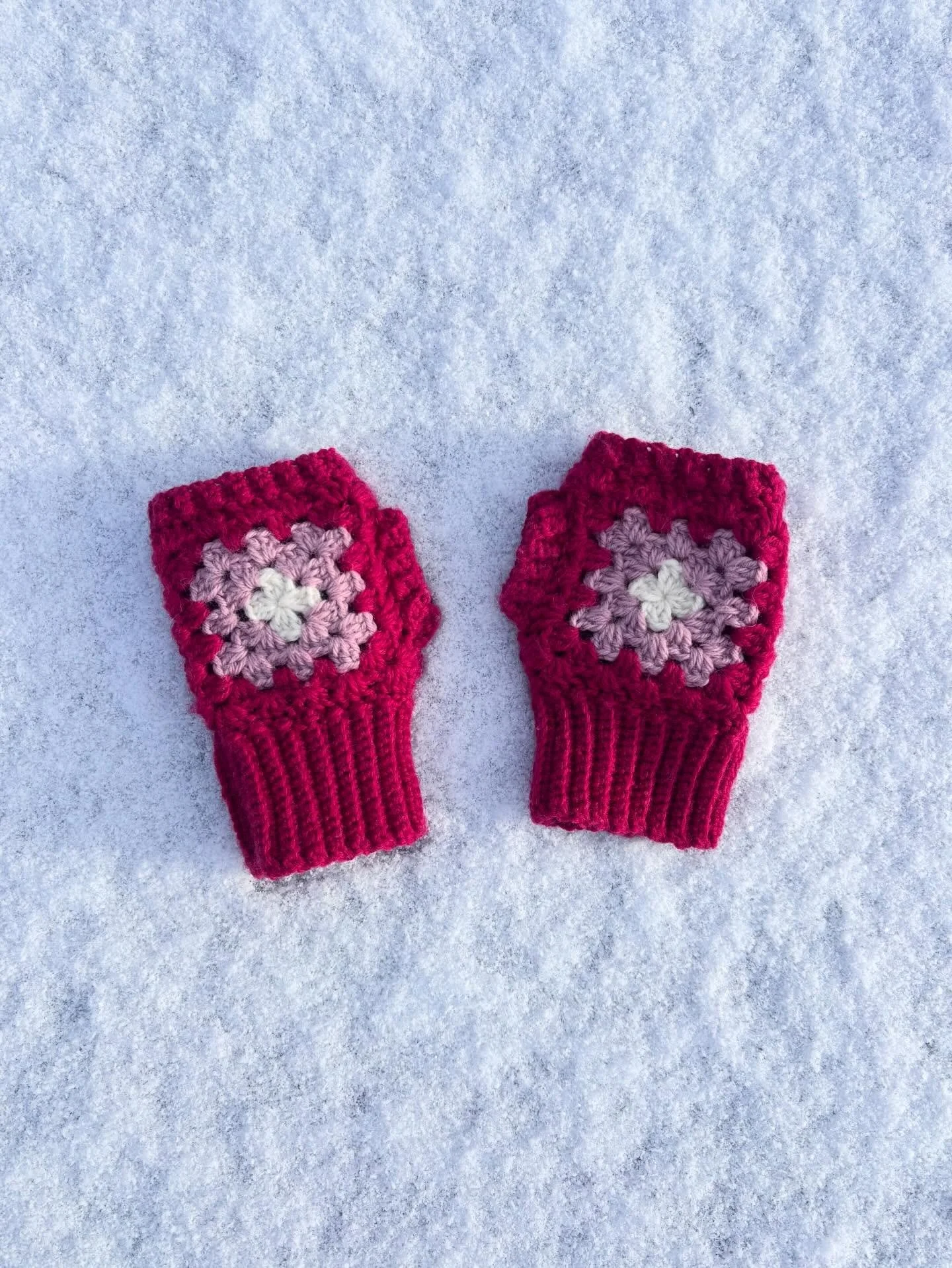Winter warmers ❄️

Gloves are crocheted by hand in Hampshire using 100% wool, the perfect material to keep you warm and snug.