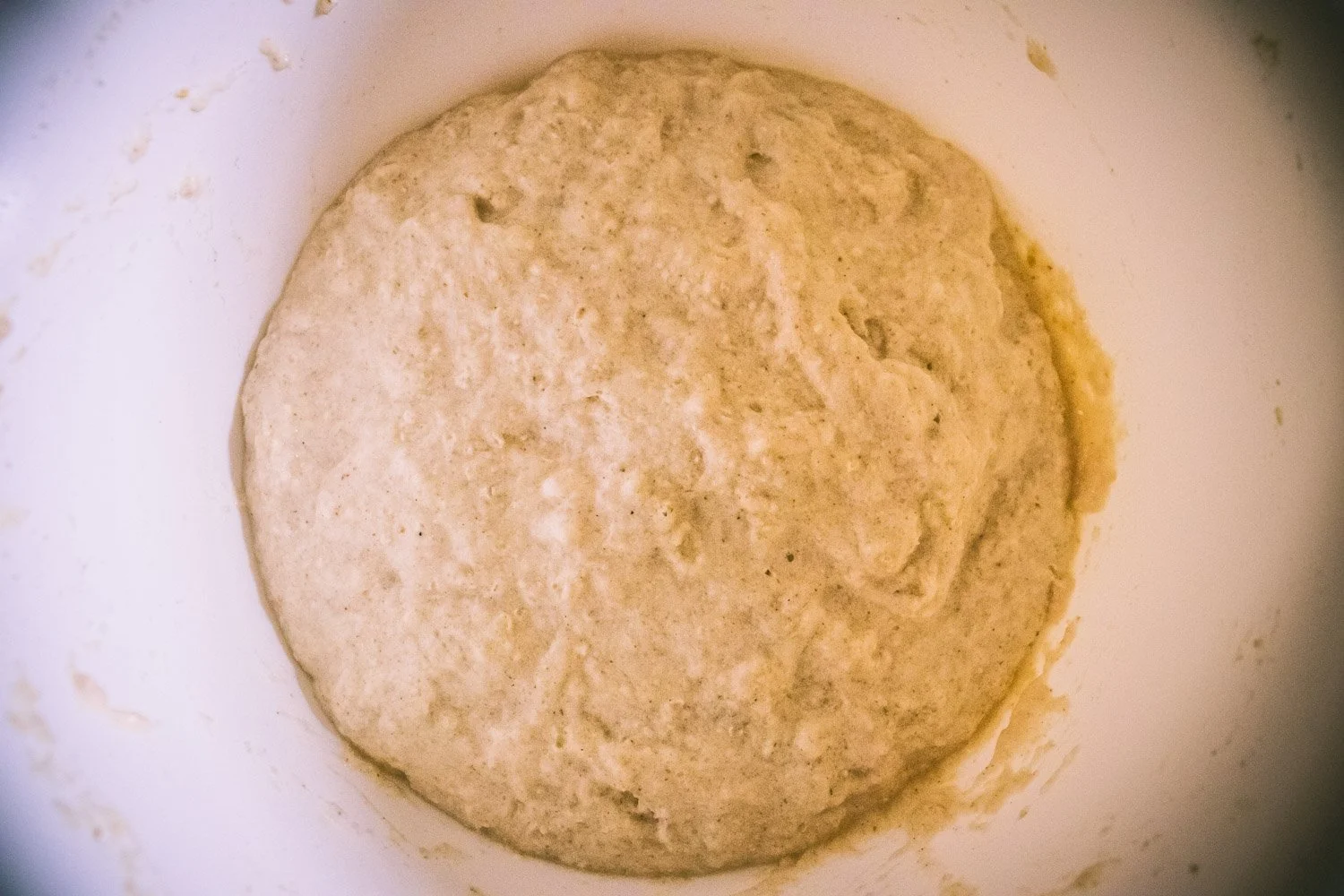 Deig til glutenfri focaccia som hever i en bolle