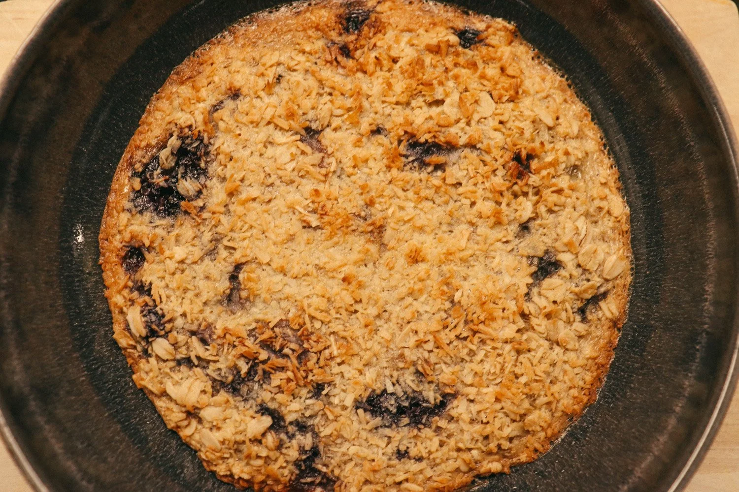 Ovnsbakt havregrøt med blåbær i en rund keramikkform