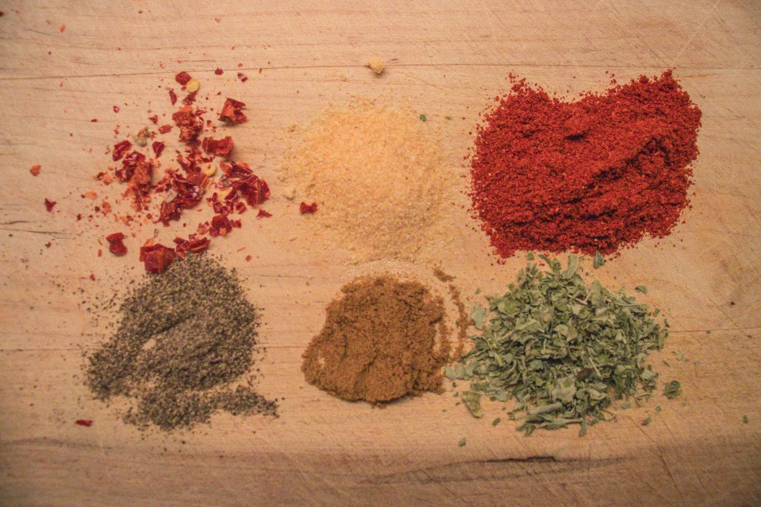 Paprikapulver, spisskummen, chili og hvitløk – krydder som brukes i hjemmelaget tacokrydder