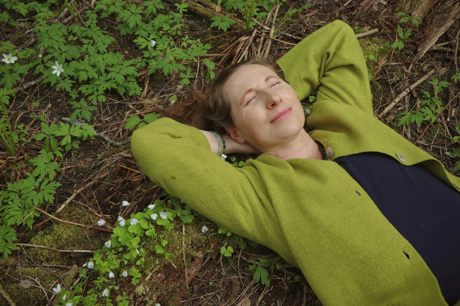 Kvinne som slapper av og hviler i skogen for å redusere stress