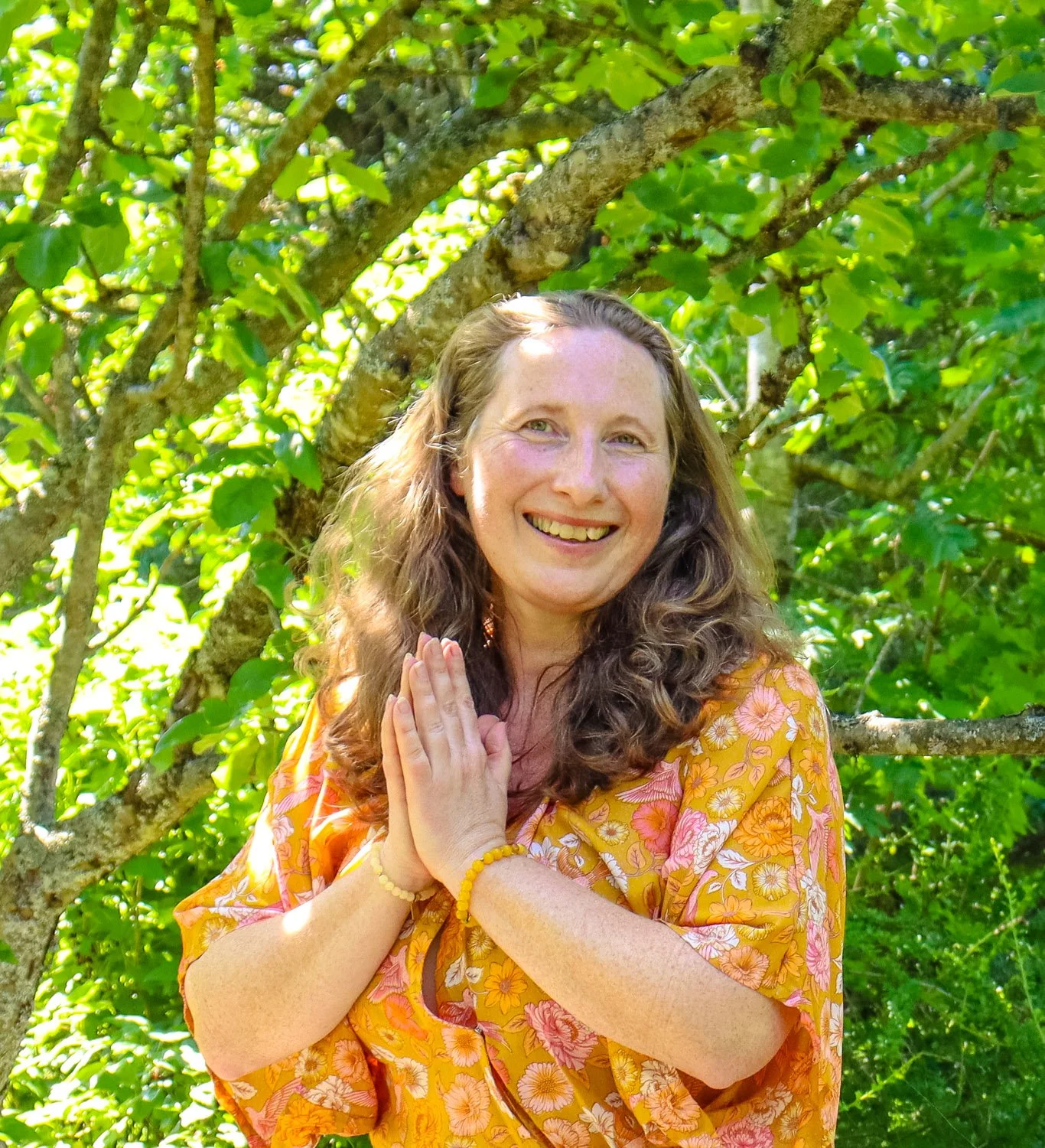 Yogalærer Solveig Søderholm tilbyr myk og sanselig yoga i Yogahagen – en nettportal med yoga, meditasjon og avspenning for ro, pust og balanse.