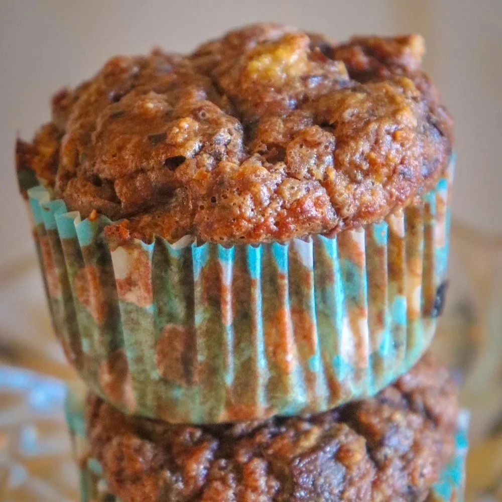 Sjokolade- og bananmuffins med dadler og valnøtter.