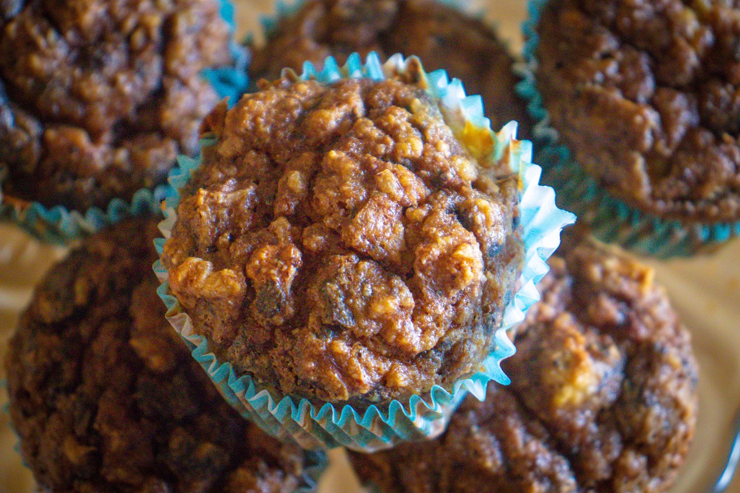 Myke bananmuffins med sjokolade, kokos og valnøtter. En enkel og smakfull muffinsoppskrift med mandelmel og mandelmelk.