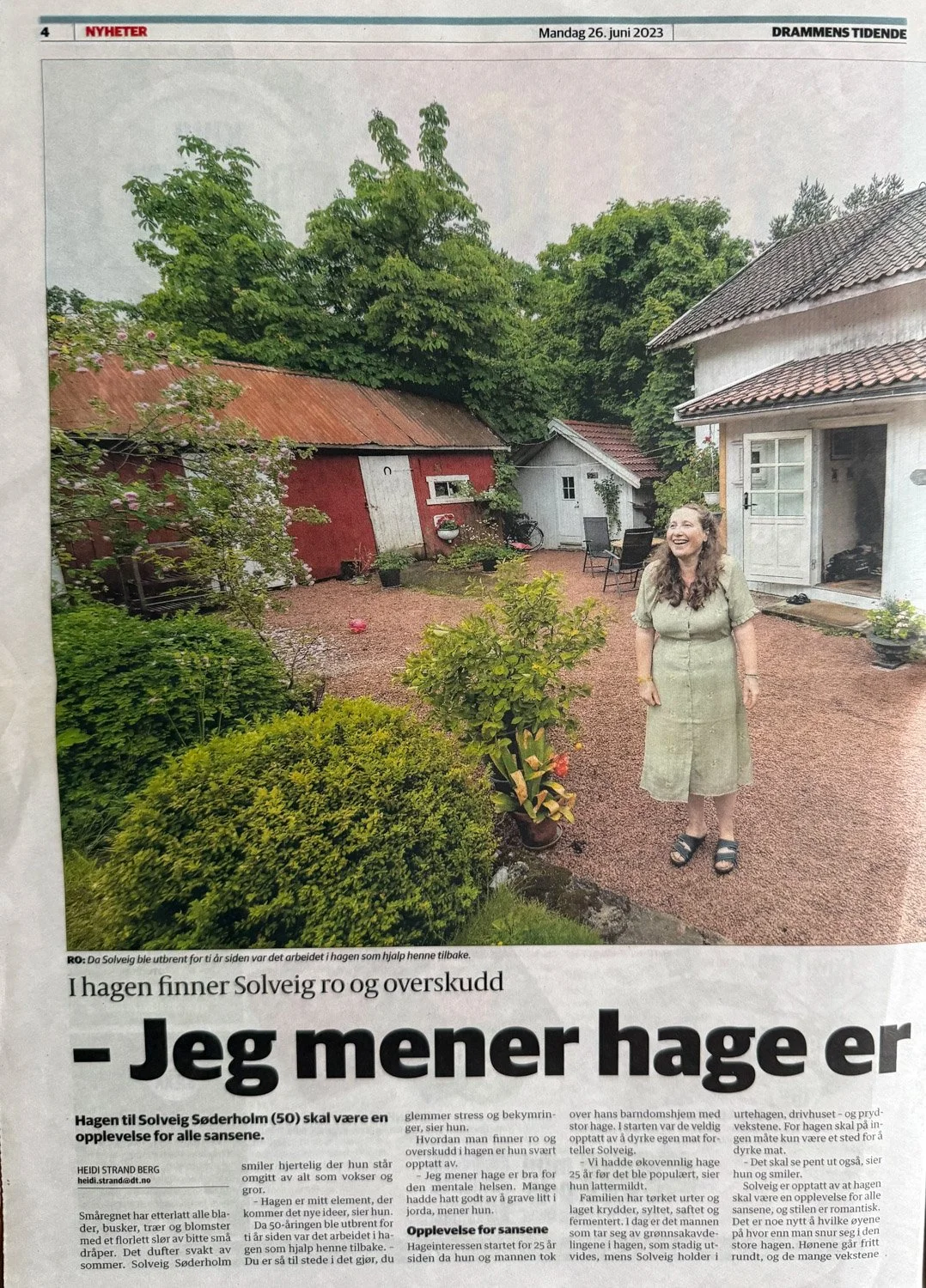 Forsides hagereportasje i Drammens Tidende og Røyken Hurum Avis!  En inspirerende reportasje og billedserie fra Sanselig Hage – få tips til hvordan hagen kan brukes som en kilde til sanseopplevelser, indre ro og nytt overskudd. (NB: saken ligger bak 