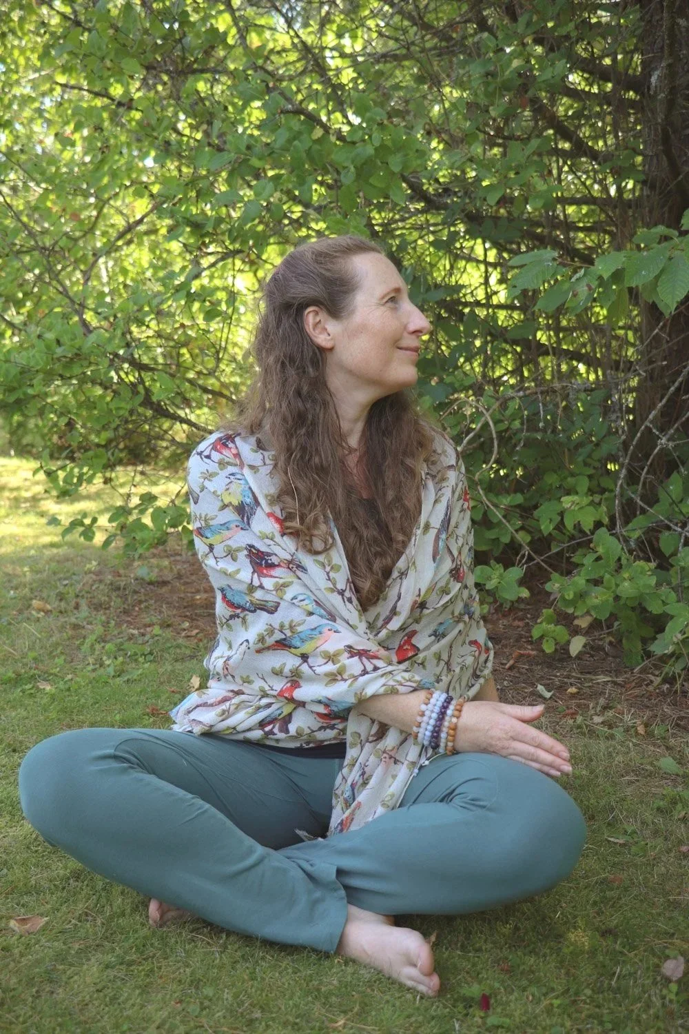 Rolig yogaøkt i hagen som forbedrer bevegelighet, fleksibilitet og kroppslig balanse.