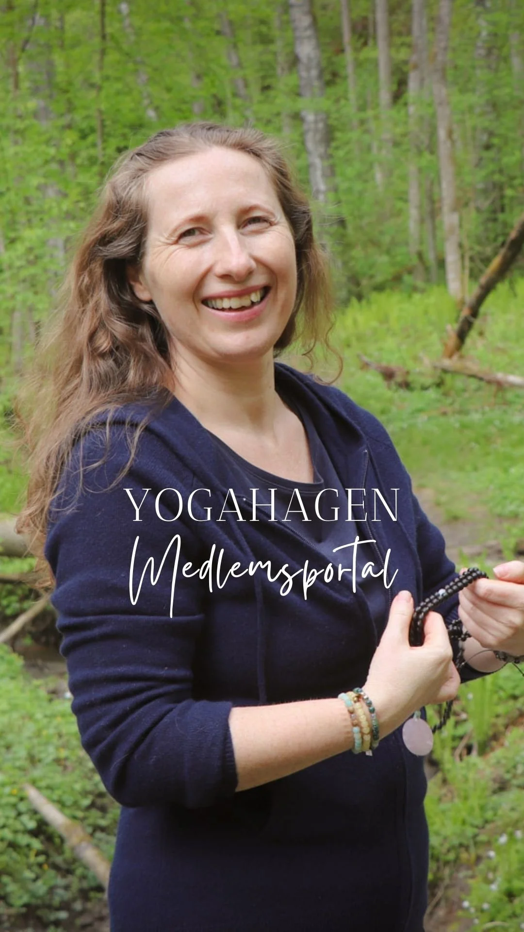 Kvinne som praktiserer yoga og meditasjon i skogen, med fokus på ro, nærvær og stressreduksjon i naturen med øvelser fra yogahagen nettportal