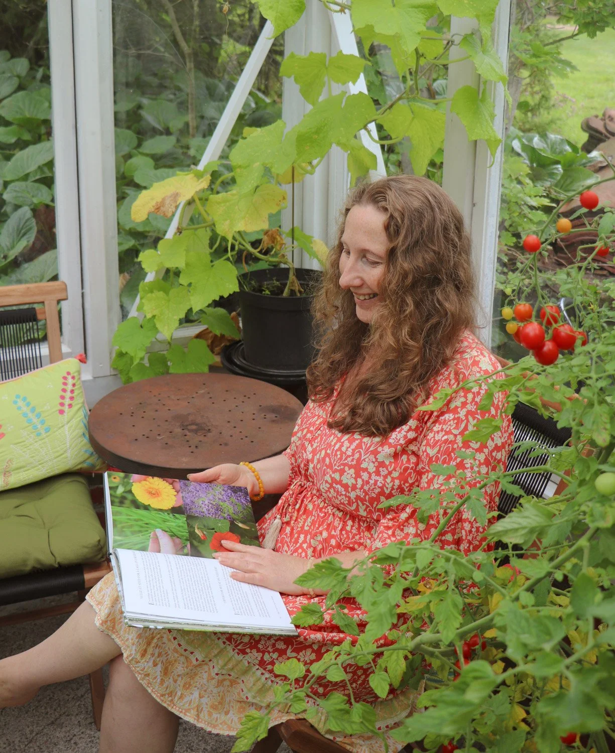forfatter Solveig Søderholm leser boken Hagelivet i sitt drivhus