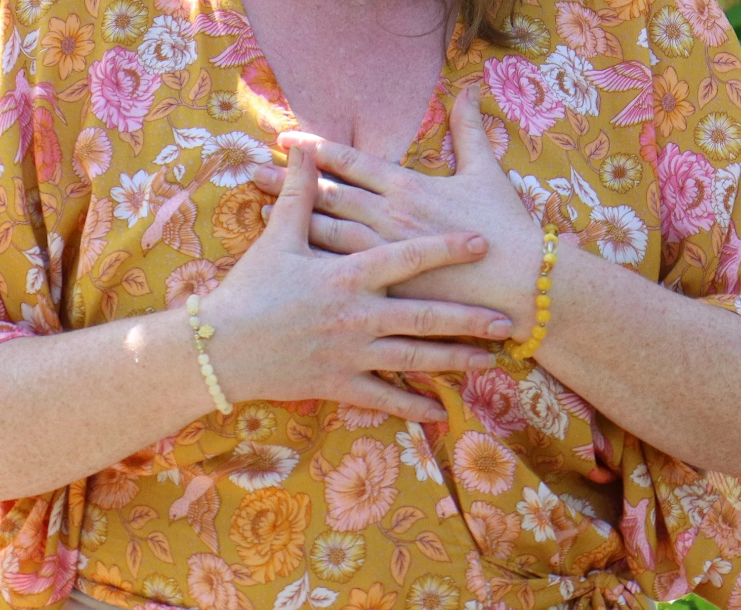 Kvinne med hendene mot brystet som mediterer for indre ro, emosjonell balanse og god mental helse.