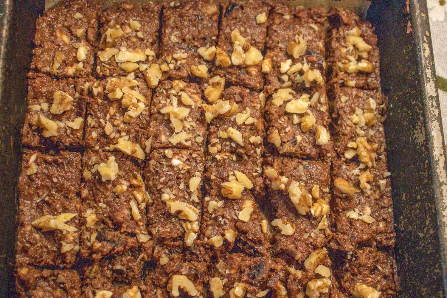 Her er enNøttekladdekake råkake med dadler og nøtter uten steking.