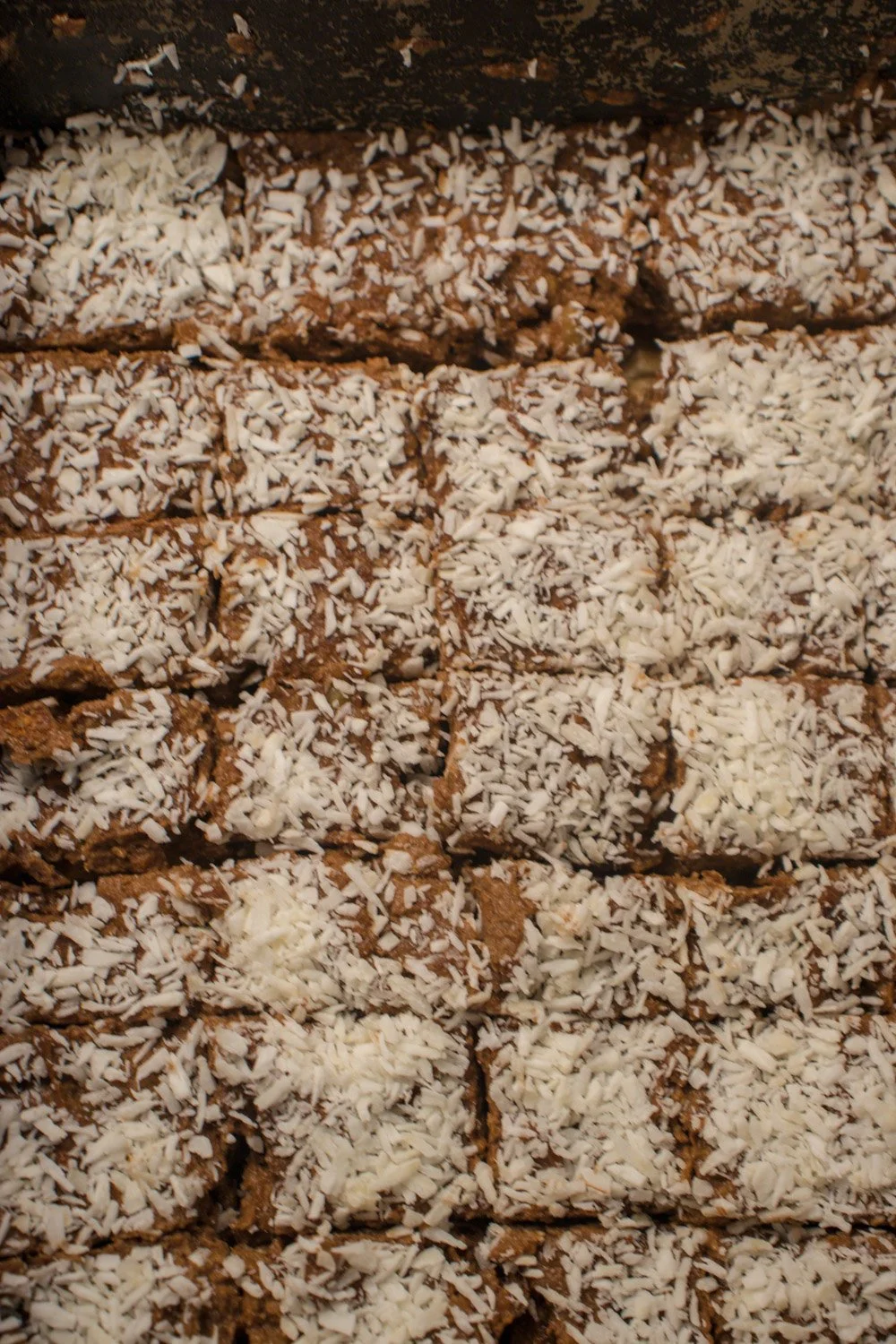 Råkake med dadler, nøtter og kakao