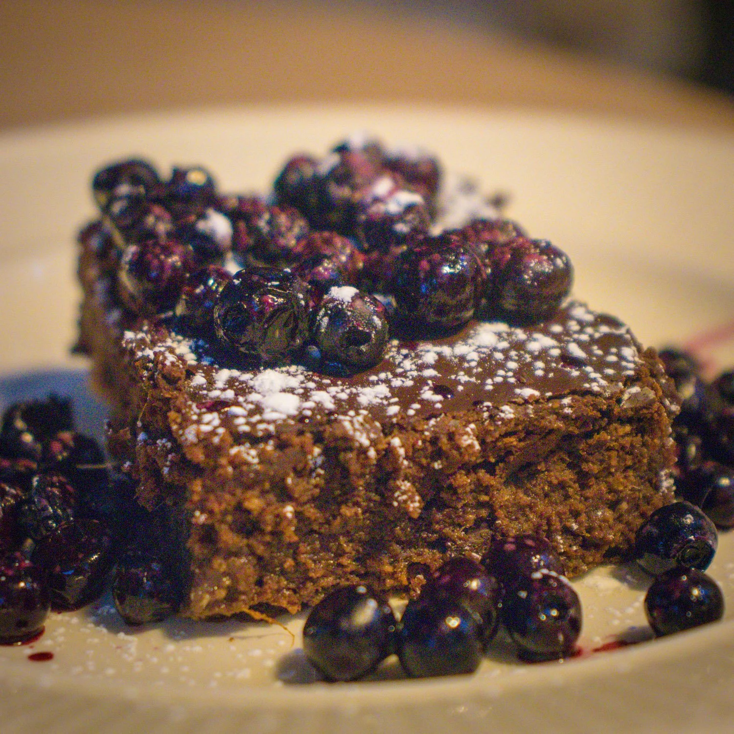 Sjokoladekake med søtpotet, dadler og mørk sjokolade.