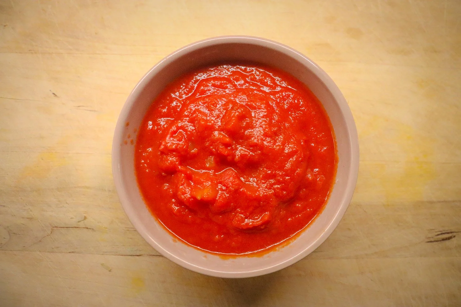 Tykk salsa med chili og lime i skål, kjempegod til taco og tortillas.